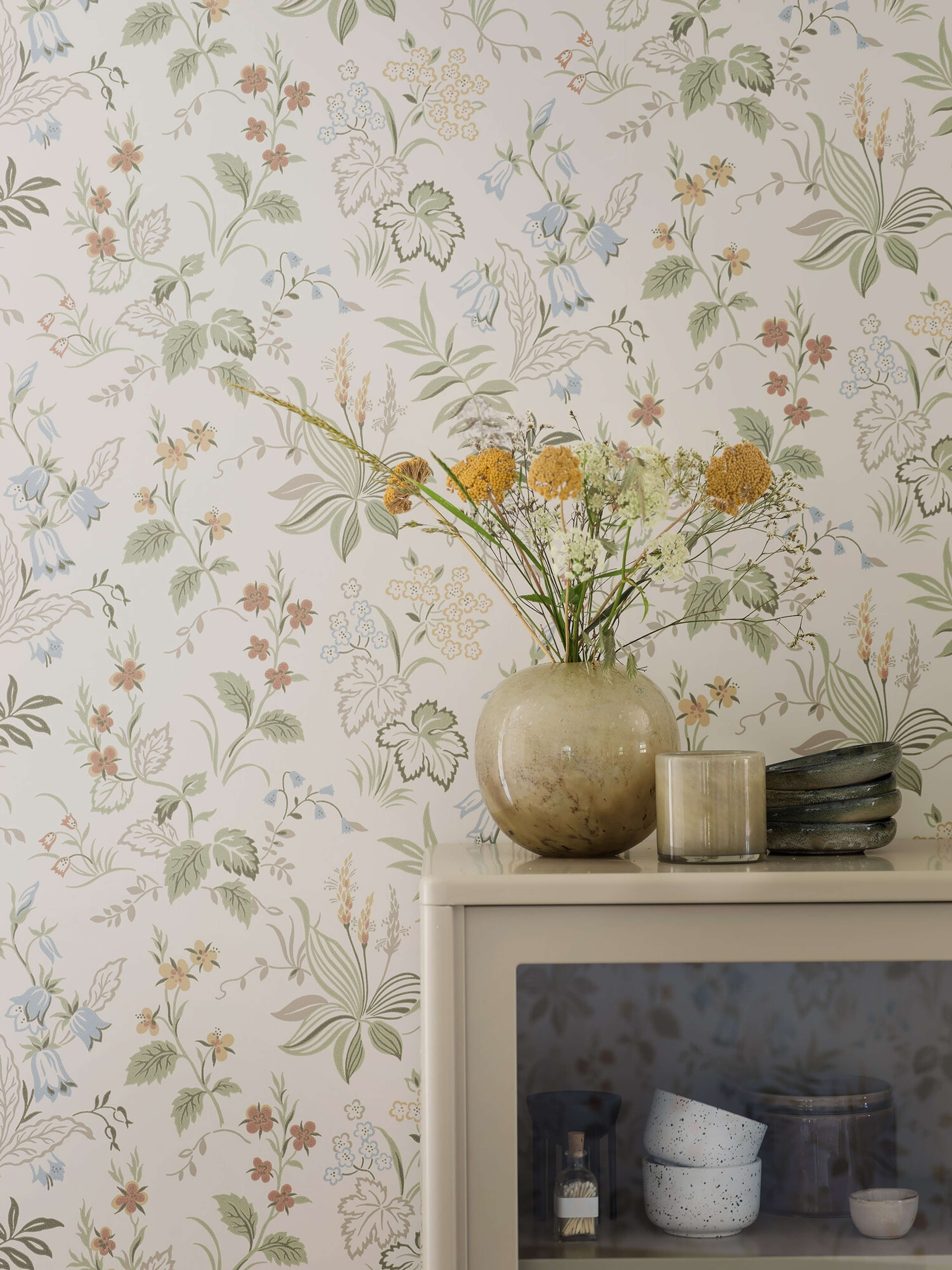 Folklore tapet med blommigt mönster i beige. Från kollektionen timeless traditions. Nonwoven-material med förskjuten passning.