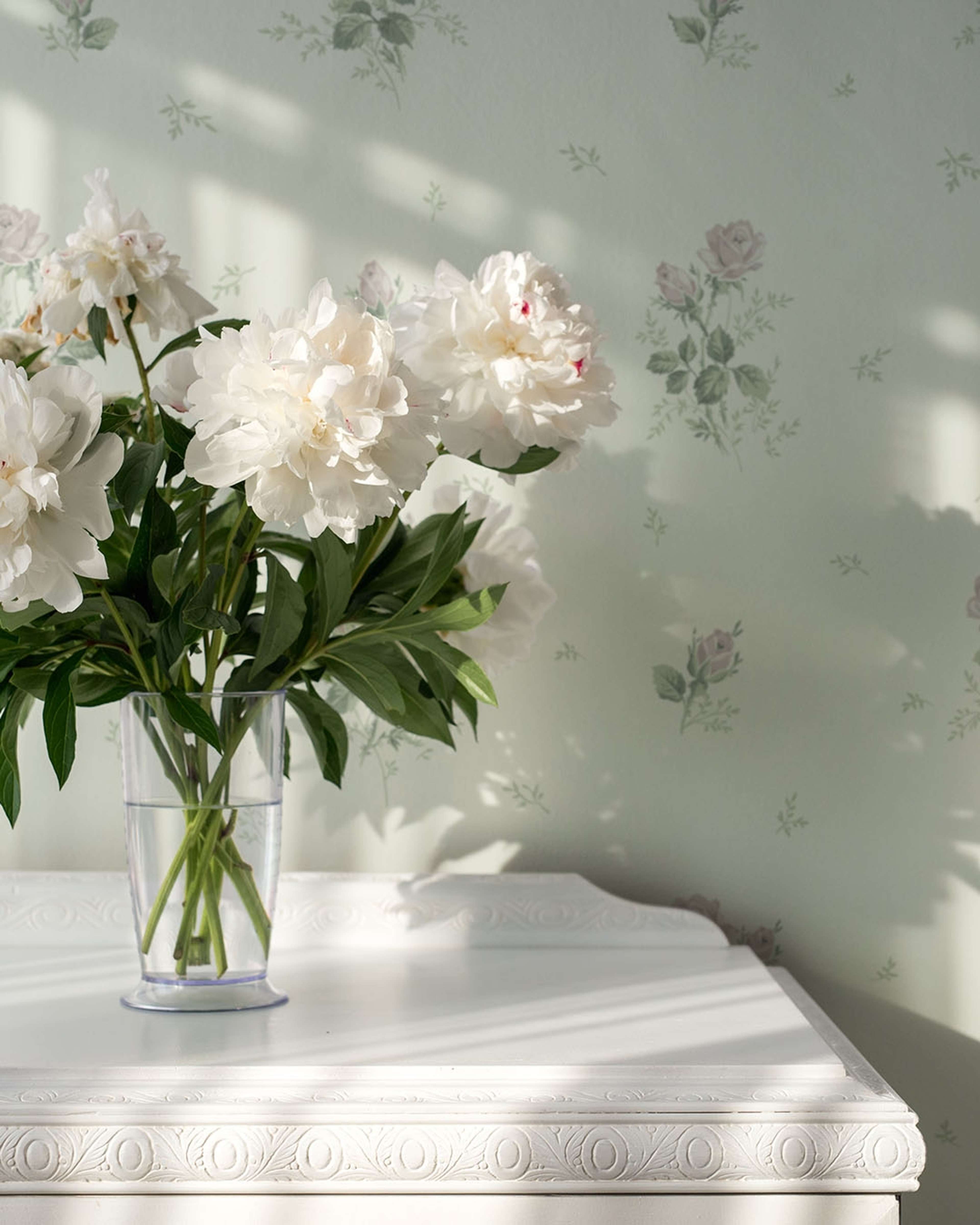 Rosmarie grön, tapet tapet med blommigt mönster i grön. Från kollektionen Sommaräng. Nonwoven-material med rak passning.