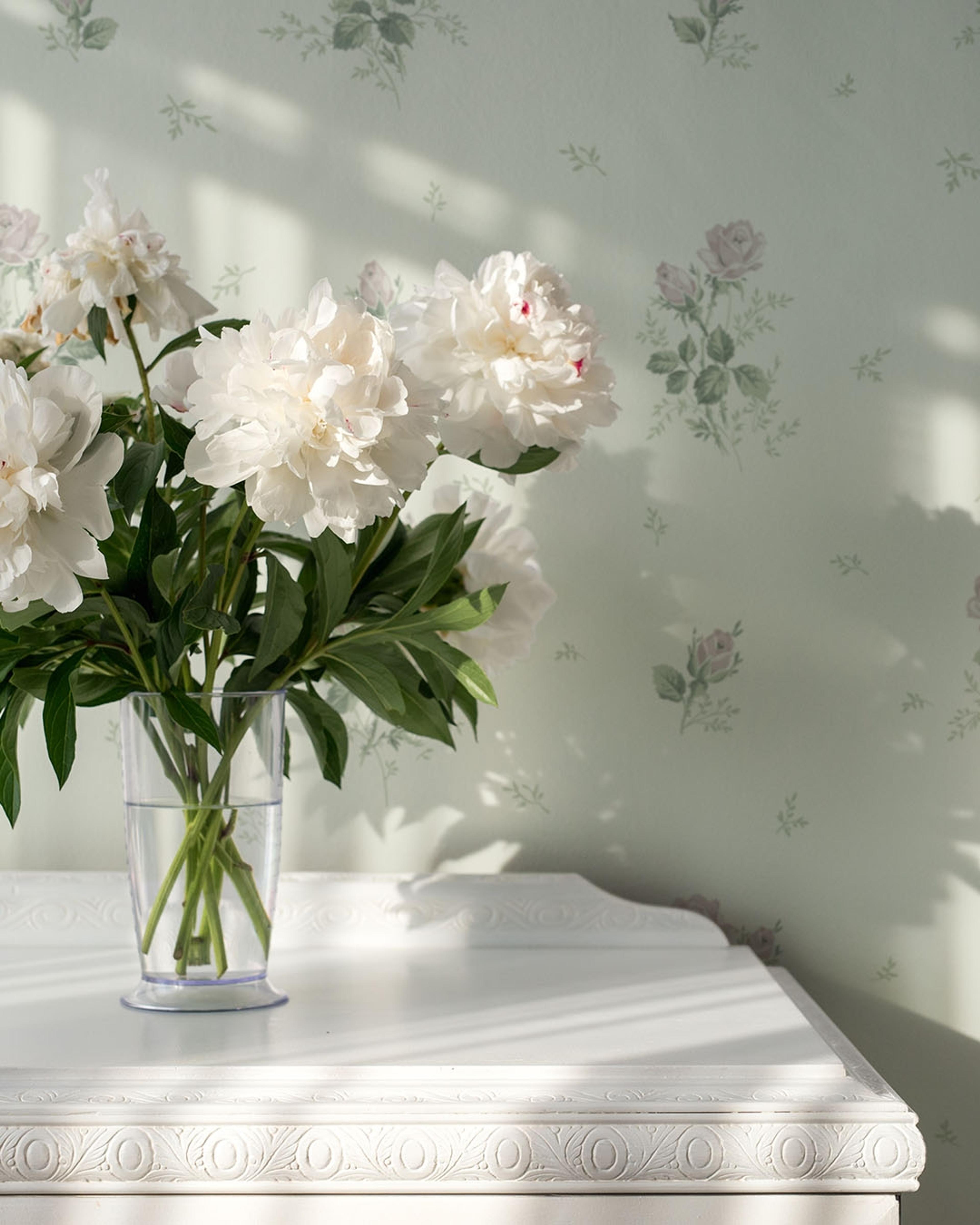 Rosmarie grön, tapet tapet med blommigt mönster i grön. Från kollektionen Sommaräng. Nonwoven-material med rak passning.