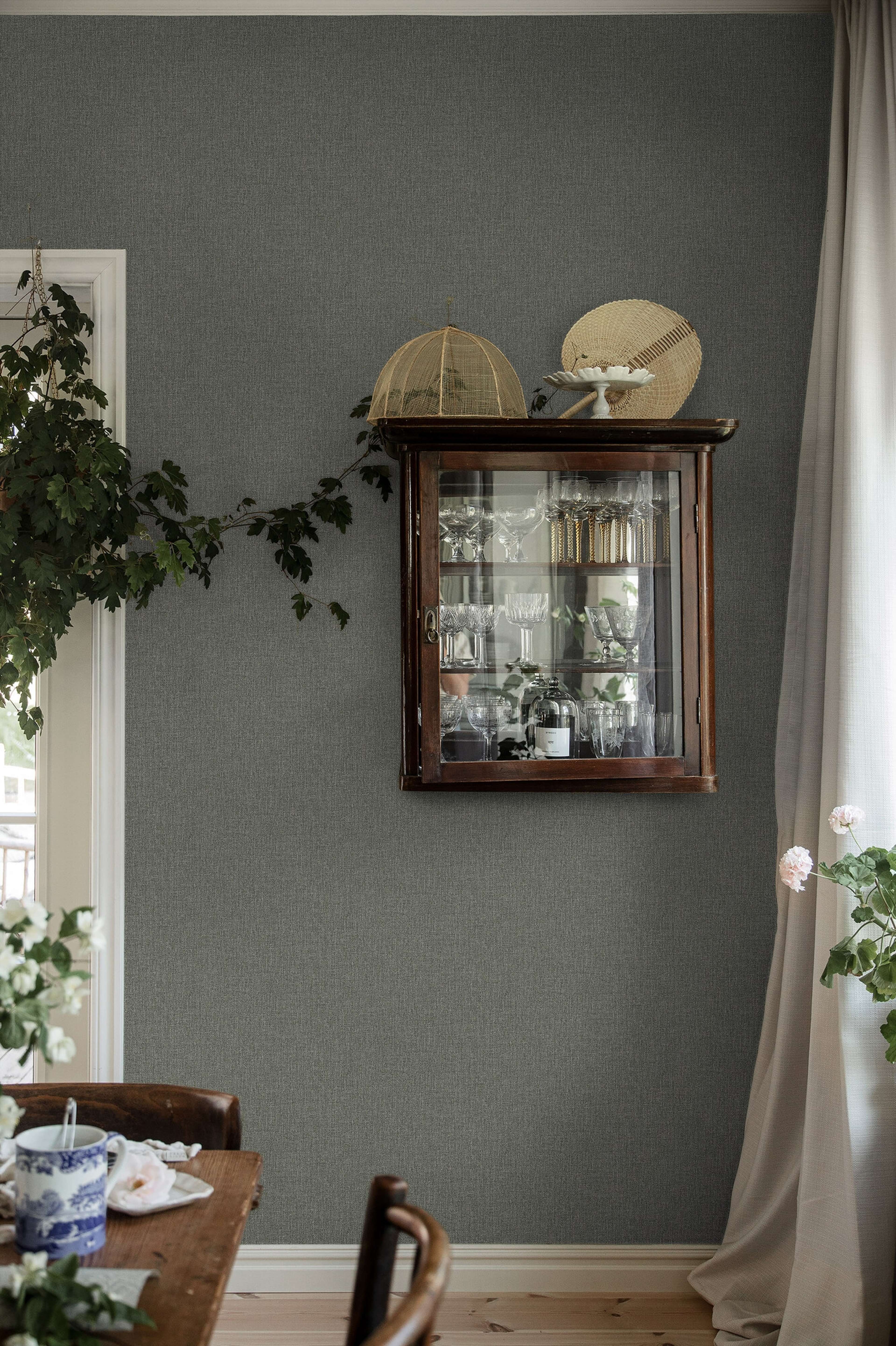 Weaver´s Wall mellanmörk blågrön tapet enfärgad i grön. Från kollektionen Cottage Garden. Nonwoven-material. Passar i vardagsrum, matsal och hall.