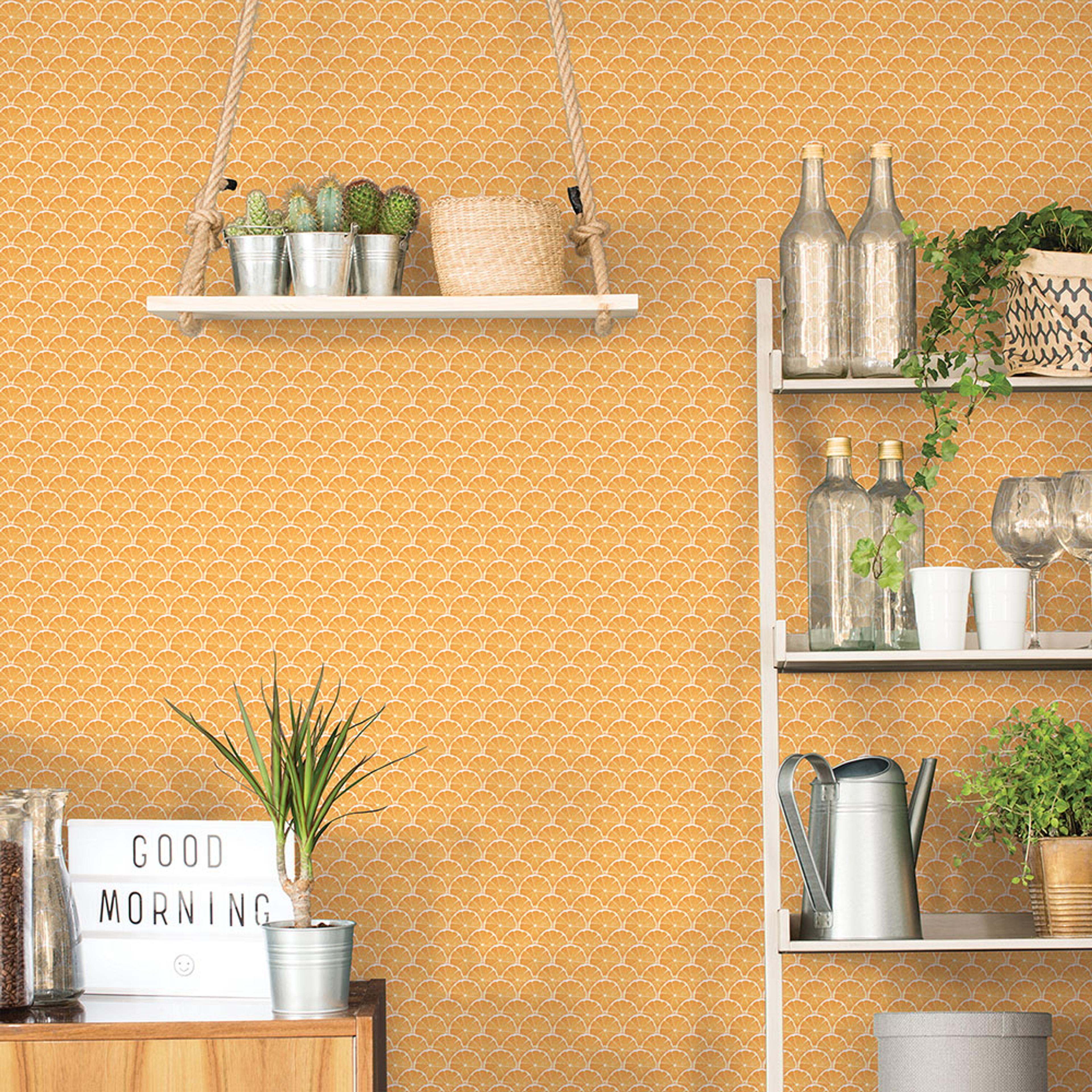Lemon Scallop tapet i orange. Från kollektionen Just Kitchens. Nonwoven-material med rak passning.