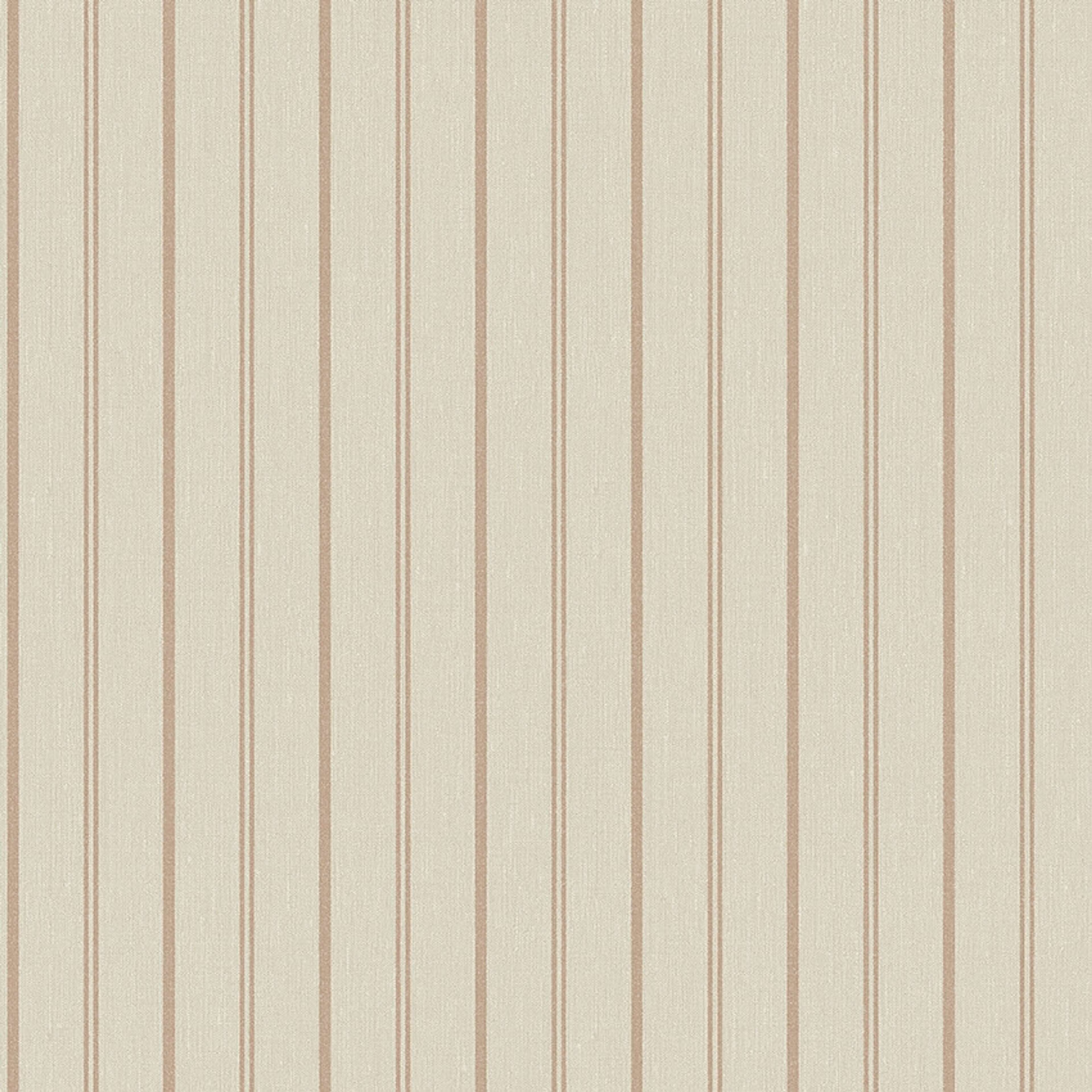 Woodland Stripe tapet med randigt mönster i beige. Från kollektionen Woodland. Nonwoven-material.