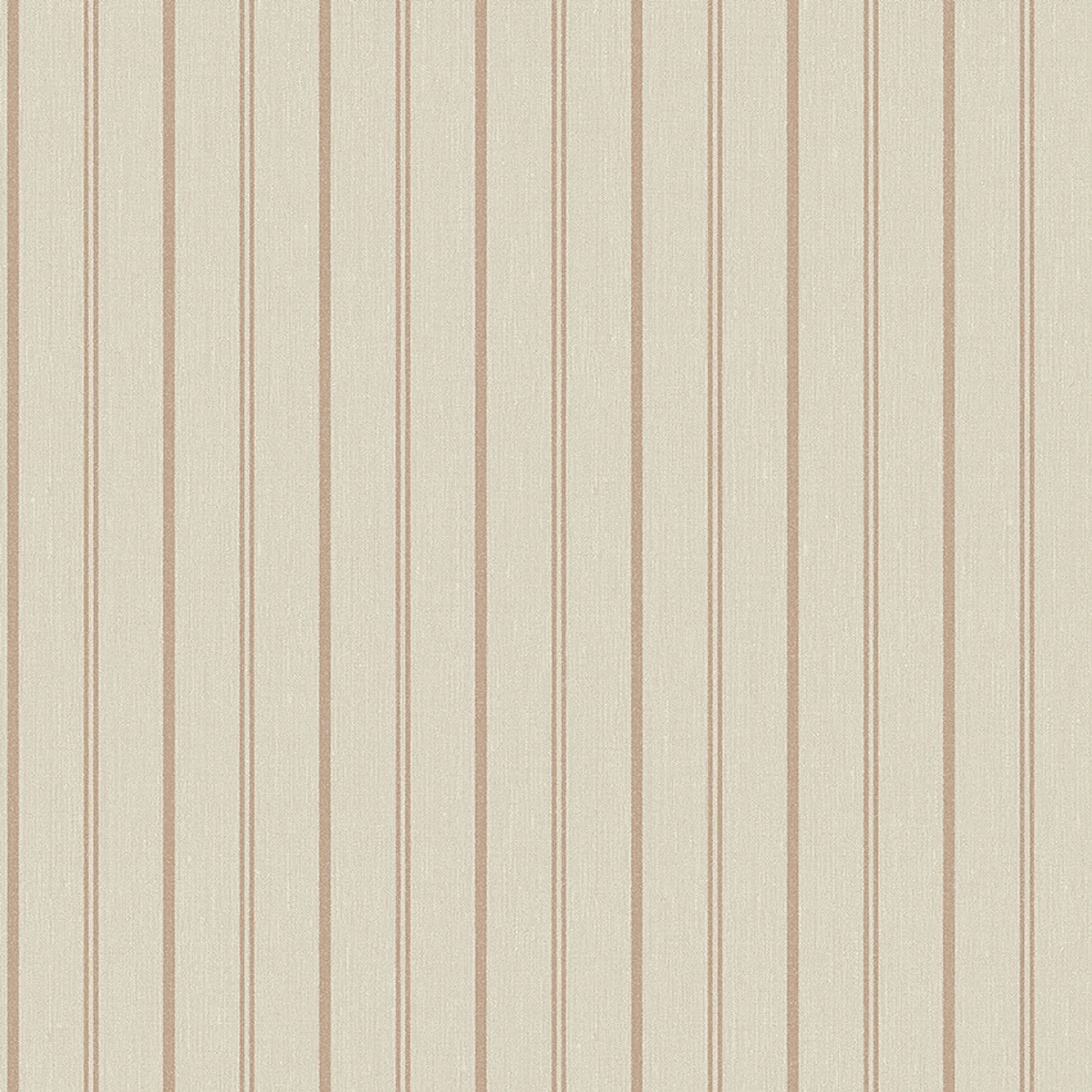 Woodland Stripe tapet med randigt mönster i beige. Från kollektionen Woodland. Nonwoven-material.