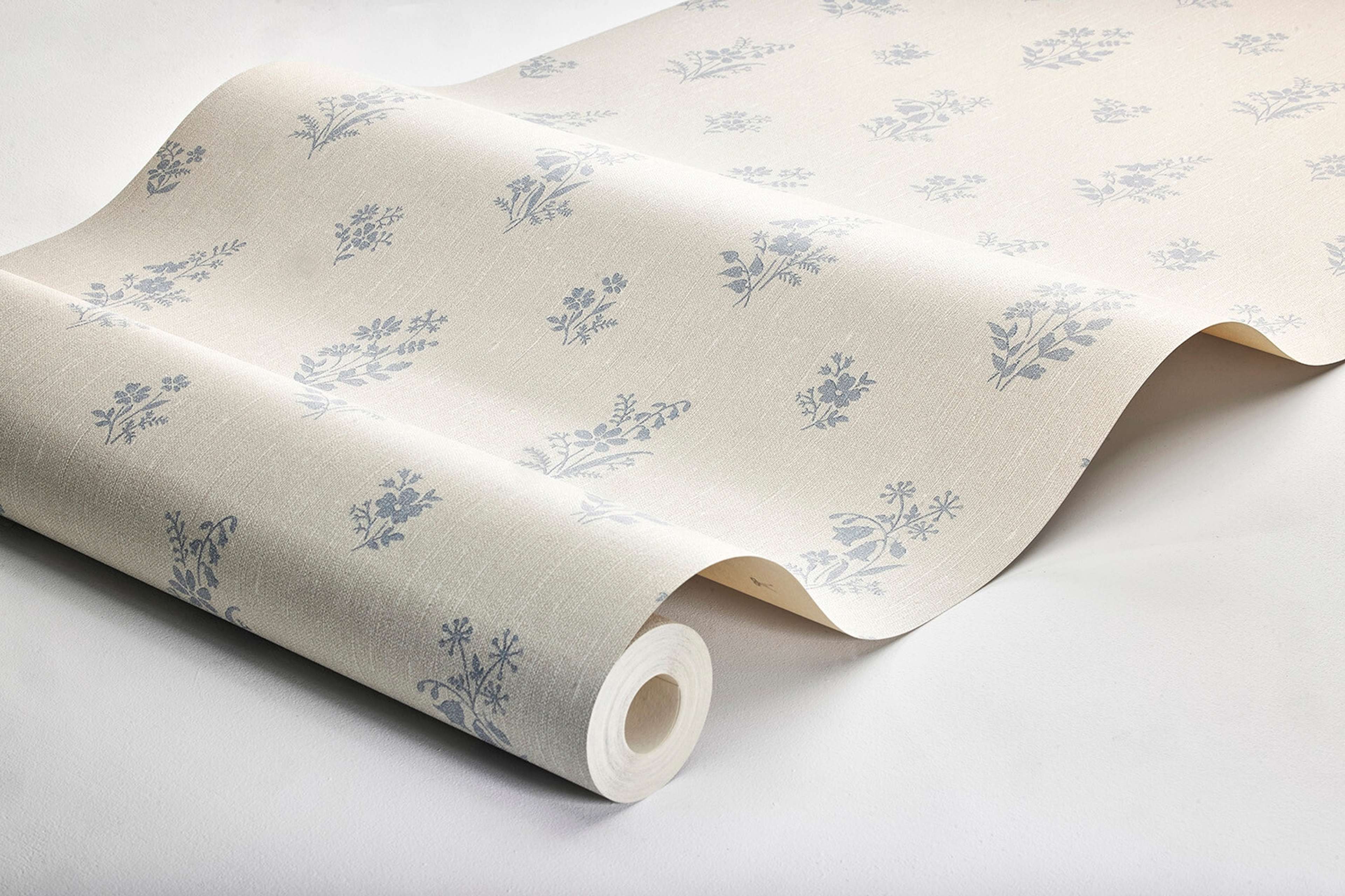 Petit Fleurs tapet tapet med blommigt mönster i beige. Från kollektionen Dreamy Escape. Nonwoven-material med rak passning. Passar i vardagsrum och matsal.