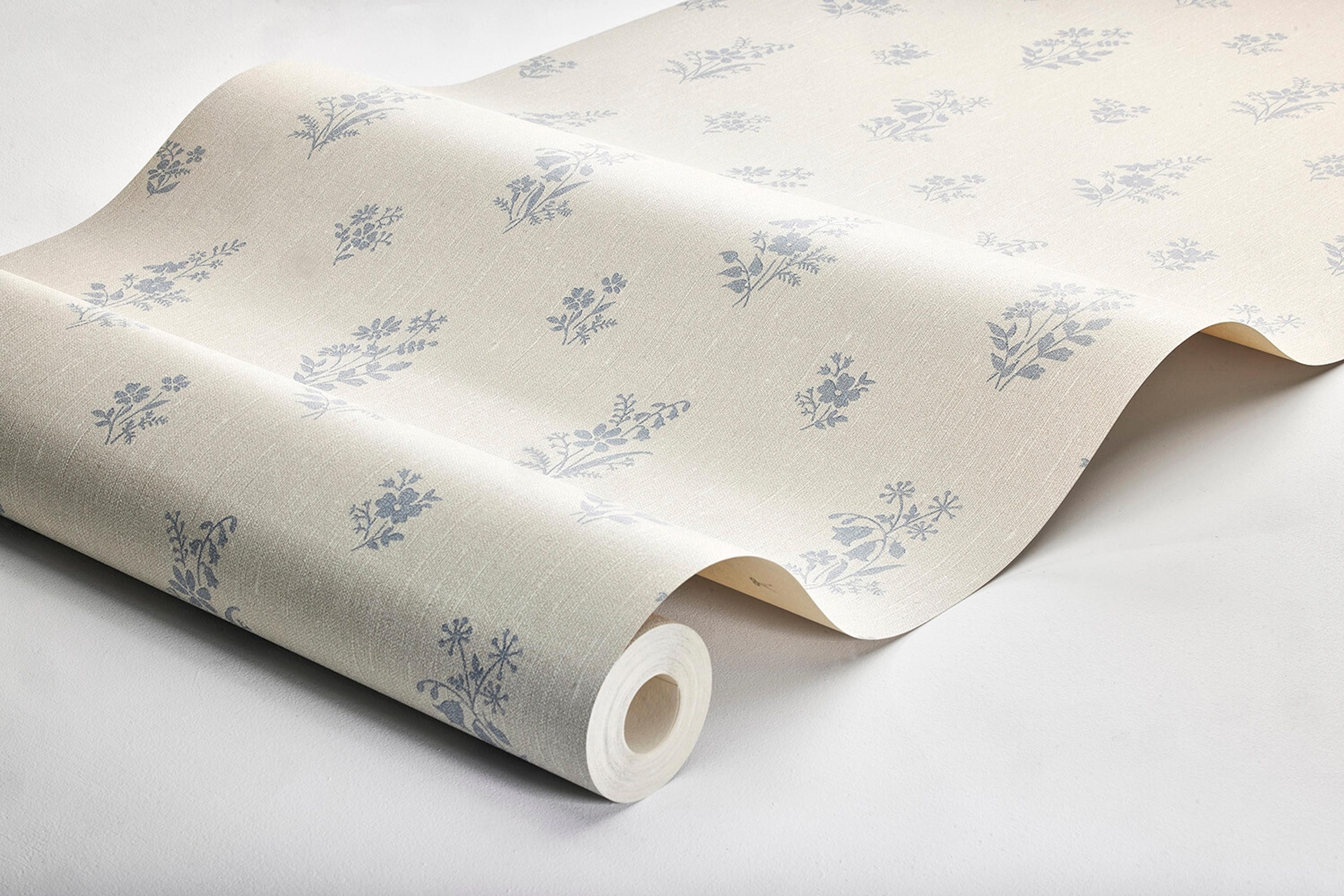 Petit Fleurs tapet tapet med blommigt mönster i beige. Från kollektionen Dreamy Escape. Nonwoven-material med rak passning. Passar i vardagsrum och matsal.