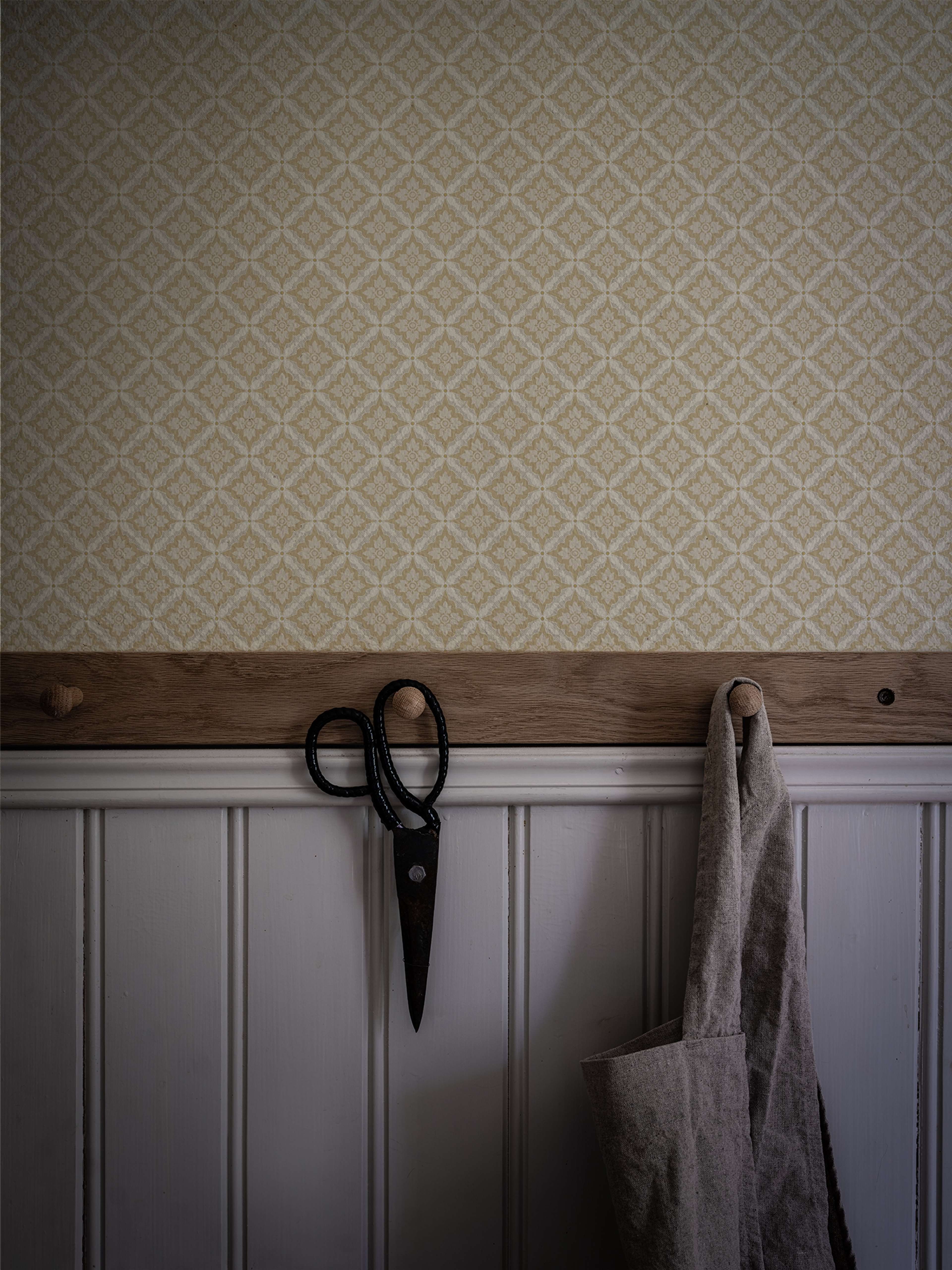 Ingrid Gul tapet med geometriskt mönster i gul. Från kollektionen Gammalsvenska klassiker 1850–1950. Nonwoven-material med rak passning. Passar i vardagsrum och matsal.