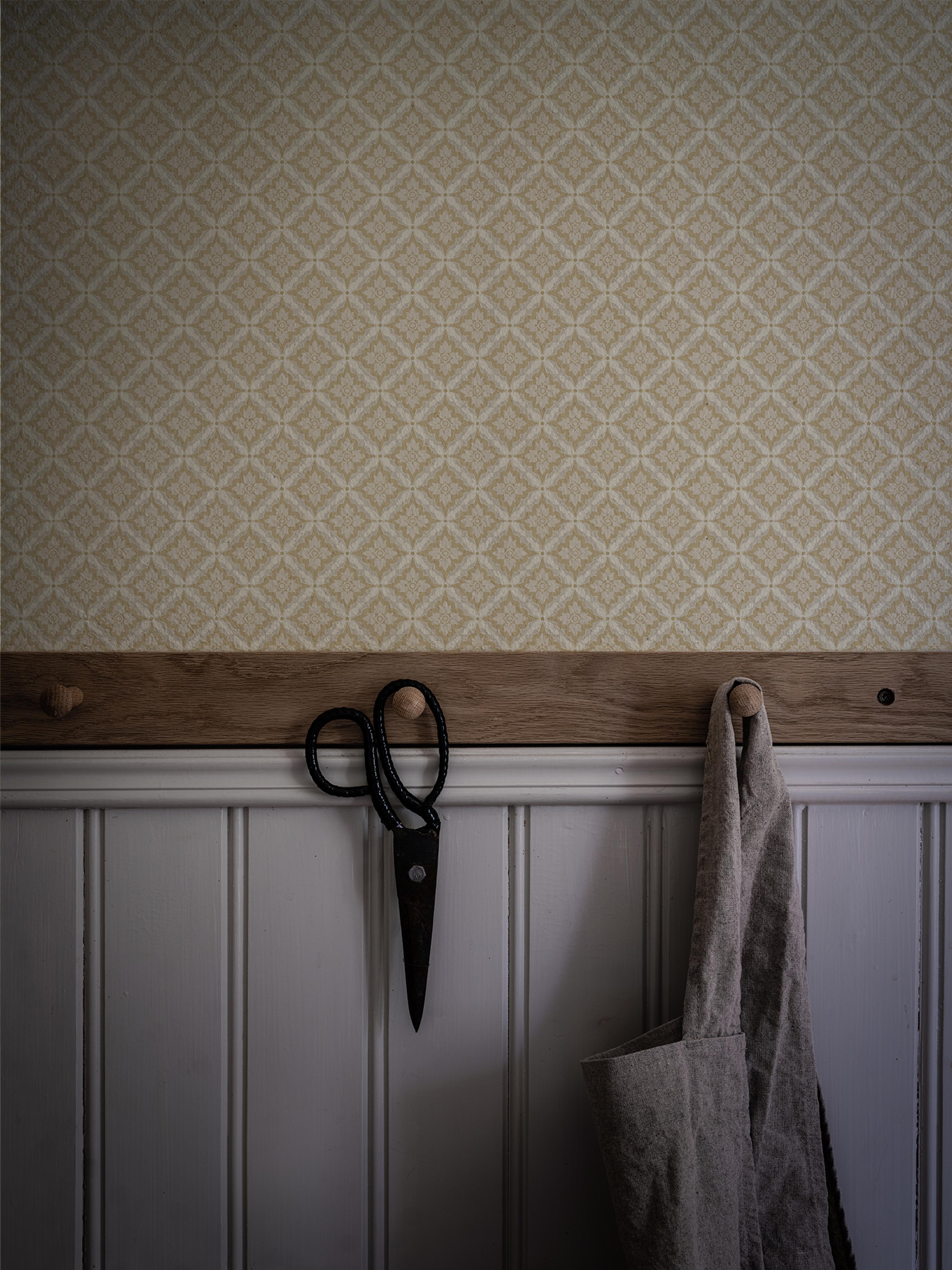 Ingrid Gul tapet med geometriskt mönster i gul. Från kollektionen Gammalsvenska klassiker 1850–1950. Nonwoven-material med rak passning. Passar i vardagsrum och matsal.