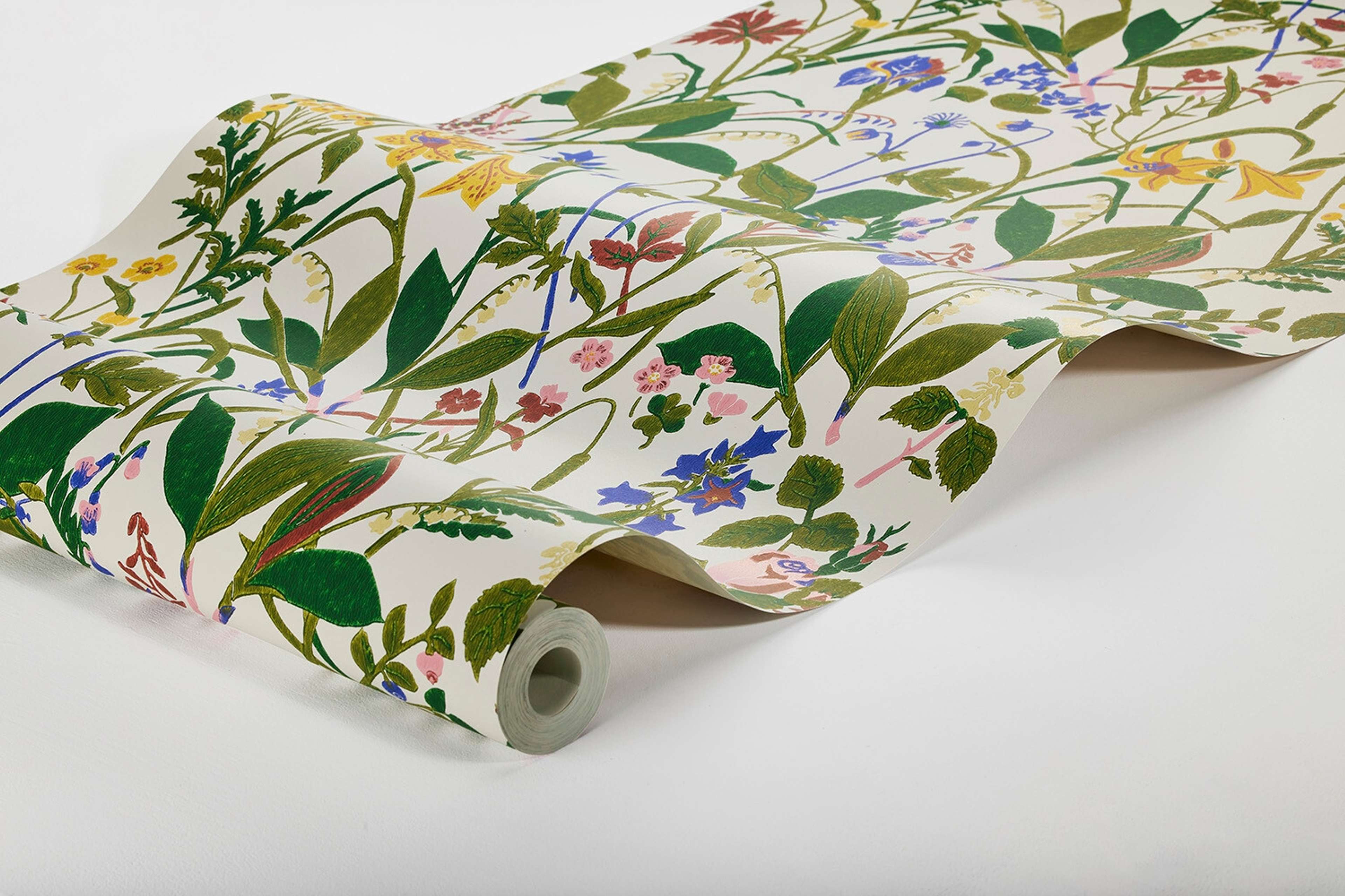 Gocken Jobs Ros och Lilja tapet med botaniskt, blommigt, retro mönster i vit. Från kollektionen Scandinavian Designers III. Nonwoven-material med rak passning.