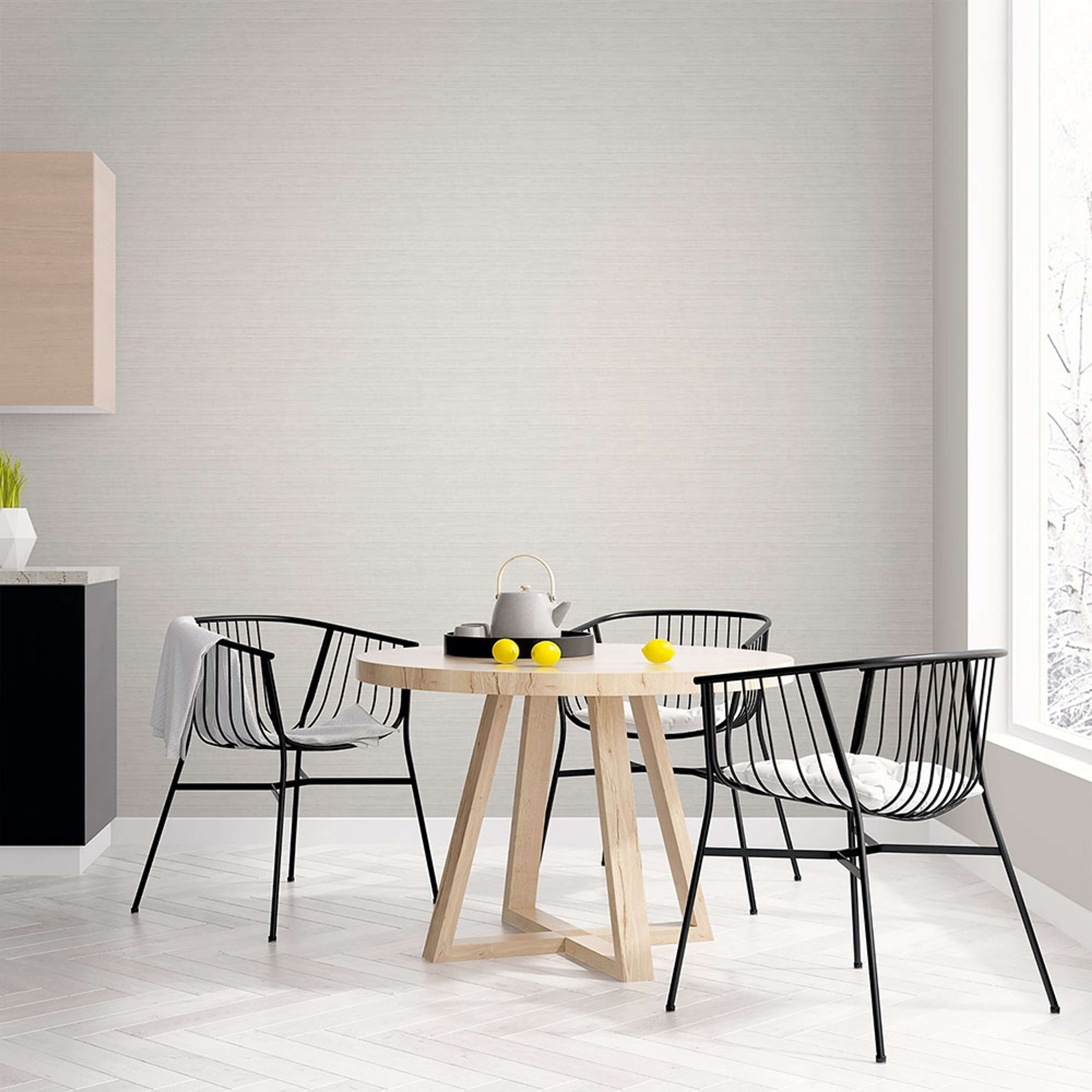 Grasscloth tapet enfärgad i grå. Från kollektionen Just Kitchens. Nonwoven-material med rak passning.