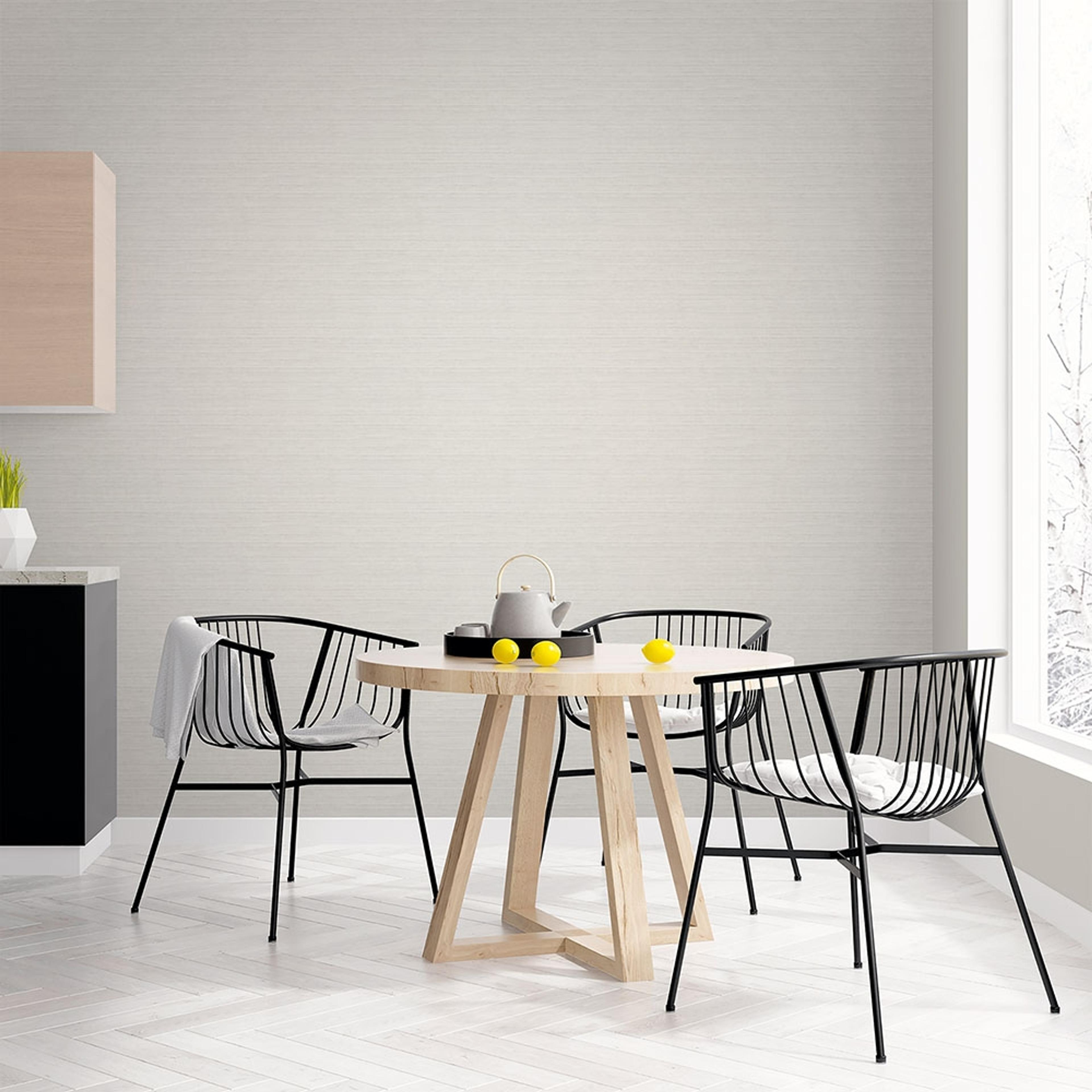 Grasscloth tapet enfärgad i grå. Från kollektionen Just Kitchens. Nonwoven-material med rak passning.