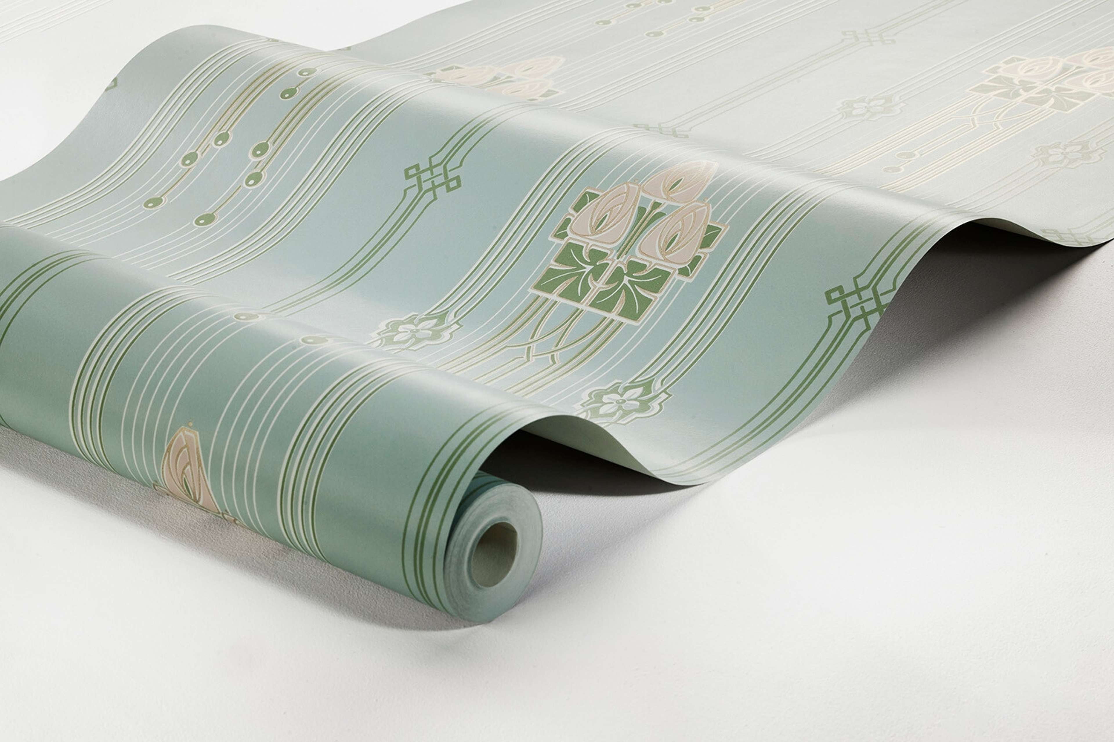 Villastan tapet med blommigt mönster i blå. Från kollektionen Alla Tiders Hus. Nonwoven-material med rak passning. Passar i vardagsrum, matsal och kök.