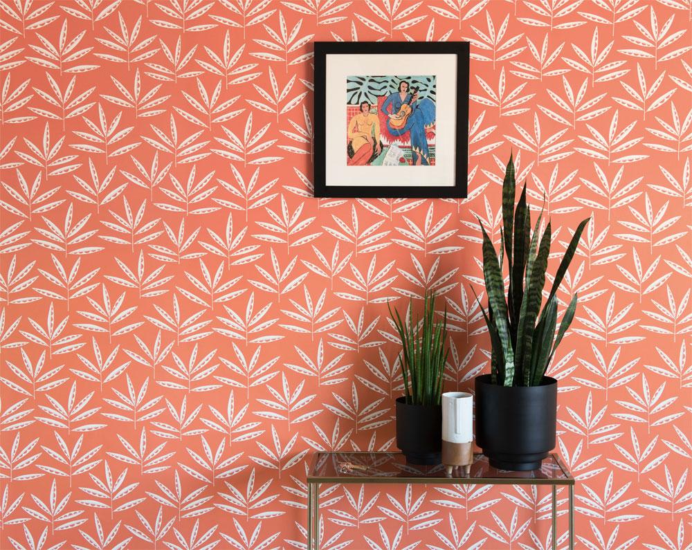 Pea Pods tapet från Midbec med botaniskt, retro mönster i orange. Från kollektionen Seven Sisters. Nonwoven-material med förskjuten passning.