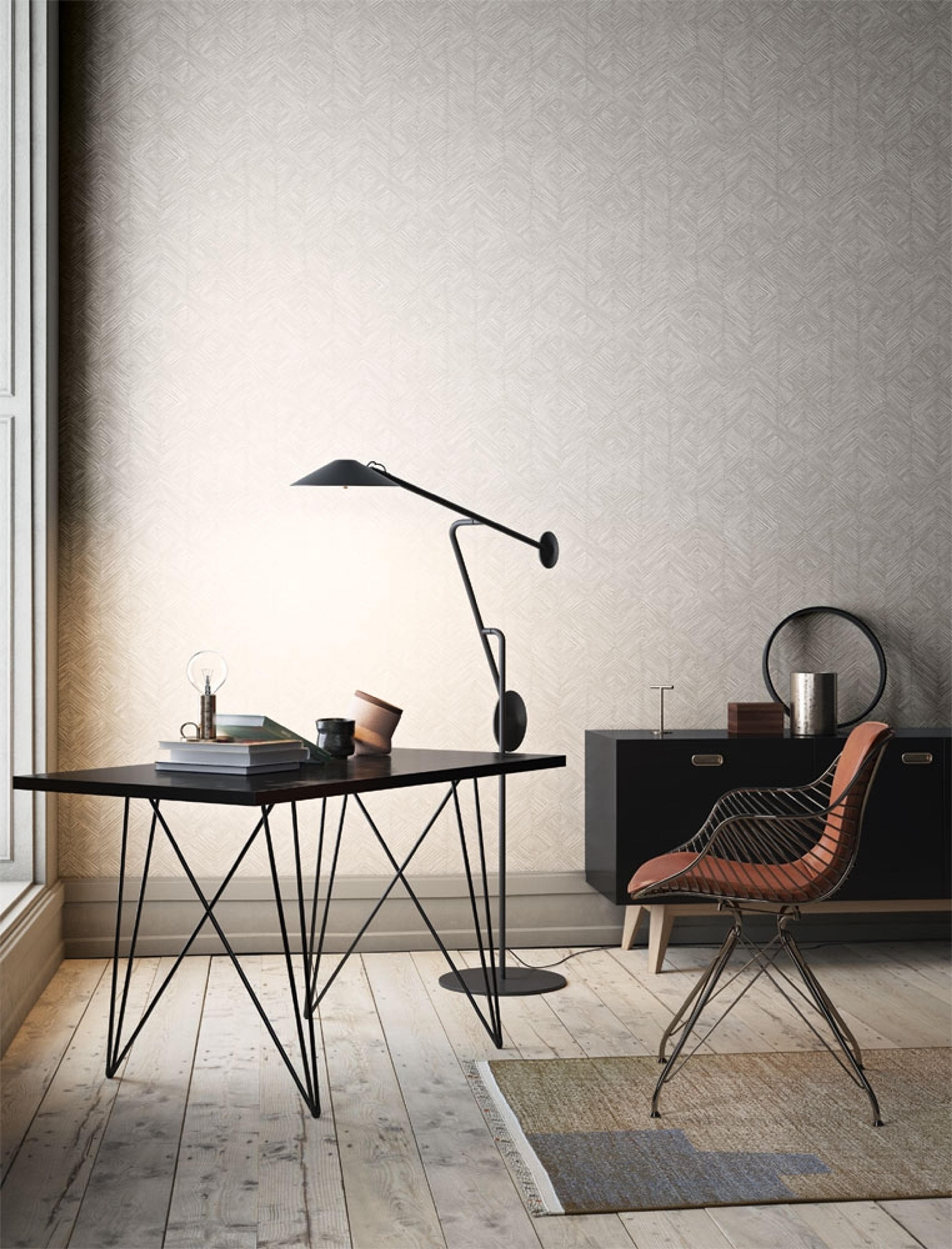 Enitan Moonbeam tapet tapet från Midbec med geometriskt mönster i vit och beige. Från kollektionen Tribute. Nonwoven-material med förskjuten passning. Passar i vardagsrum, matsal och hall.