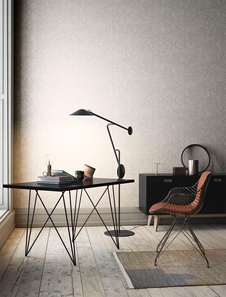 Enitan Moonbeam tapet tapet från Midbec med geometriskt mönster i vit och beige. Från kollektionen Tribute. Nonwoven-material med förskjuten passning. Passar i vardagsrum, matsal och hall.