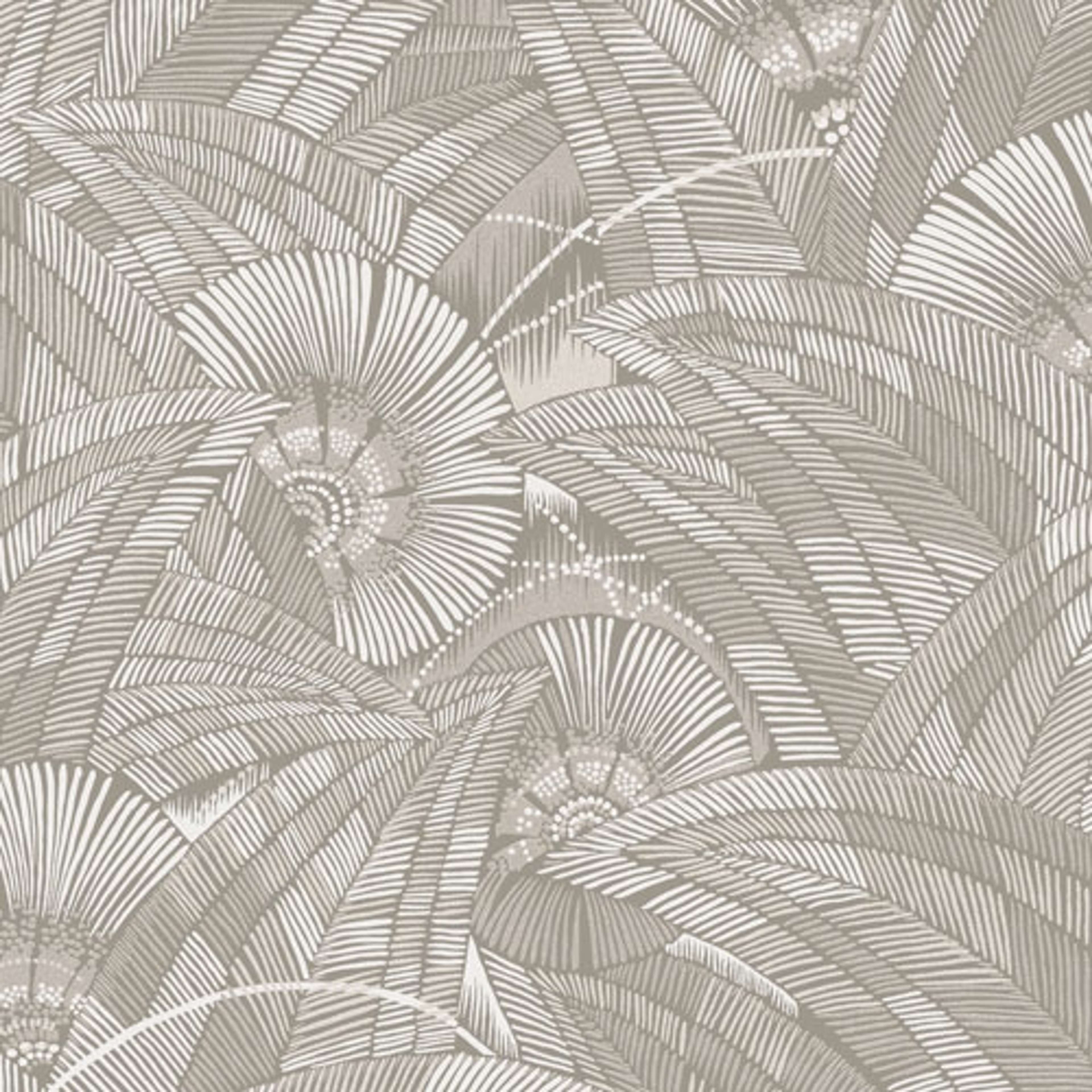Bali Desert tapet tapet från Midbec med botaniskt mönster i beige. Från kollektionen Tribute. Nonwoven-material med förskjuten passning. Passar i vardagsrum, matsal och hall.