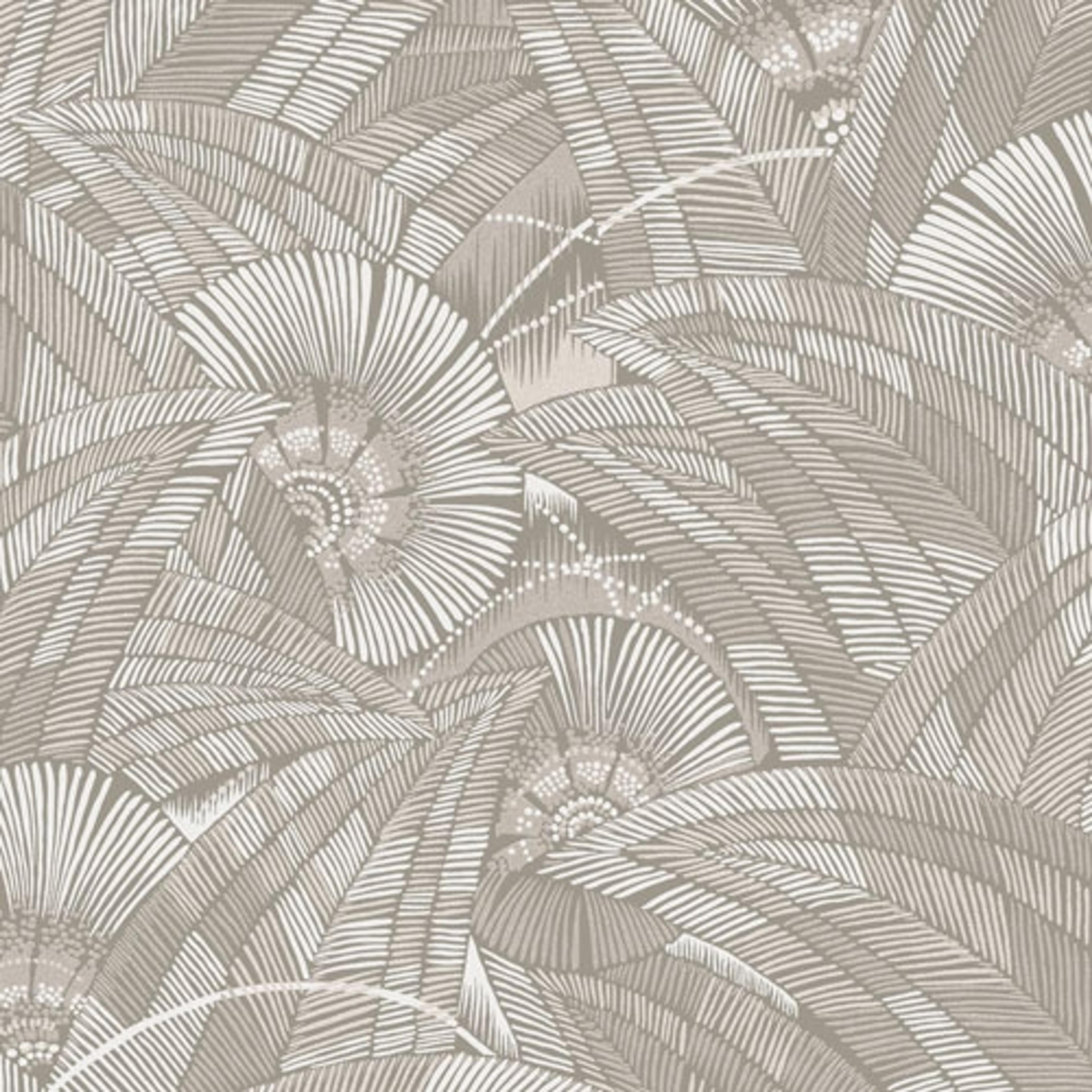 Bali Desert tapet tapet från Midbec med botaniskt mönster i beige. Från kollektionen Tribute. Nonwoven-material med förskjuten passning. Passar i vardagsrum, matsal och hall.