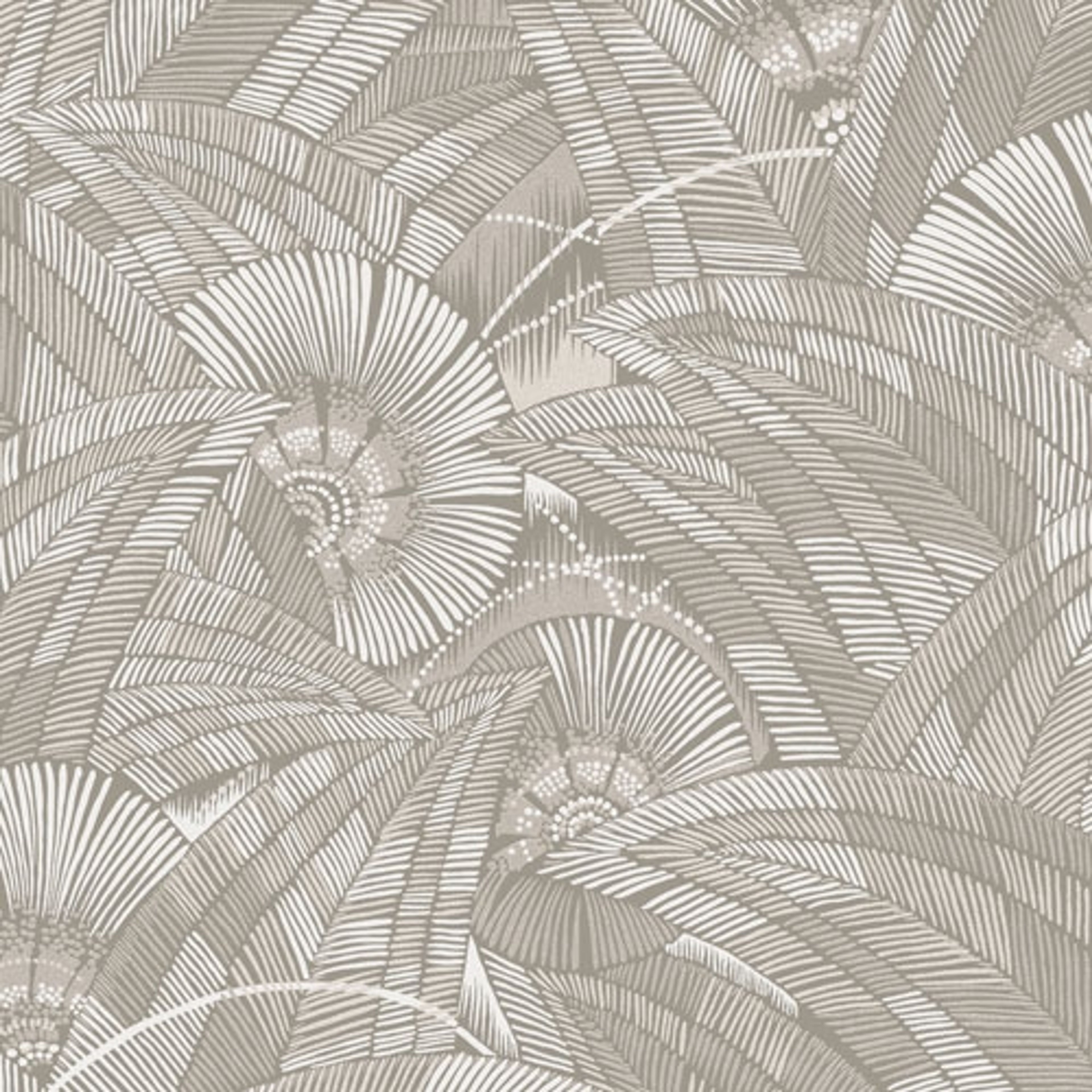 Bali Desert tapet tapet från Midbec med botaniskt mönster i beige. Från kollektionen Tribute. Nonwoven-material med förskjuten passning. Passar i vardagsrum, matsal och hall.