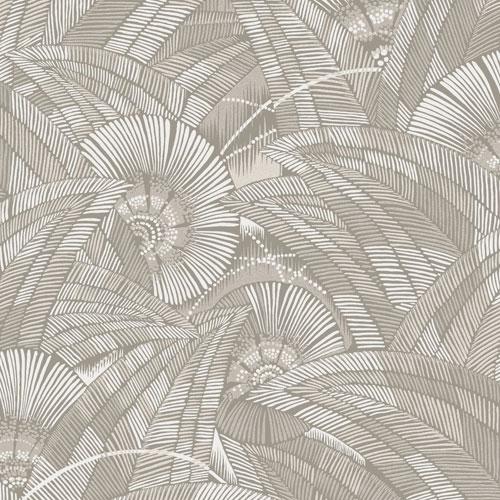 Bali Desert tapet tapet från Midbec med botaniskt mönster i beige. Från kollektionen Tribute. Nonwoven-material med förskjuten passning. Passar i vardagsrum, matsal och hall.