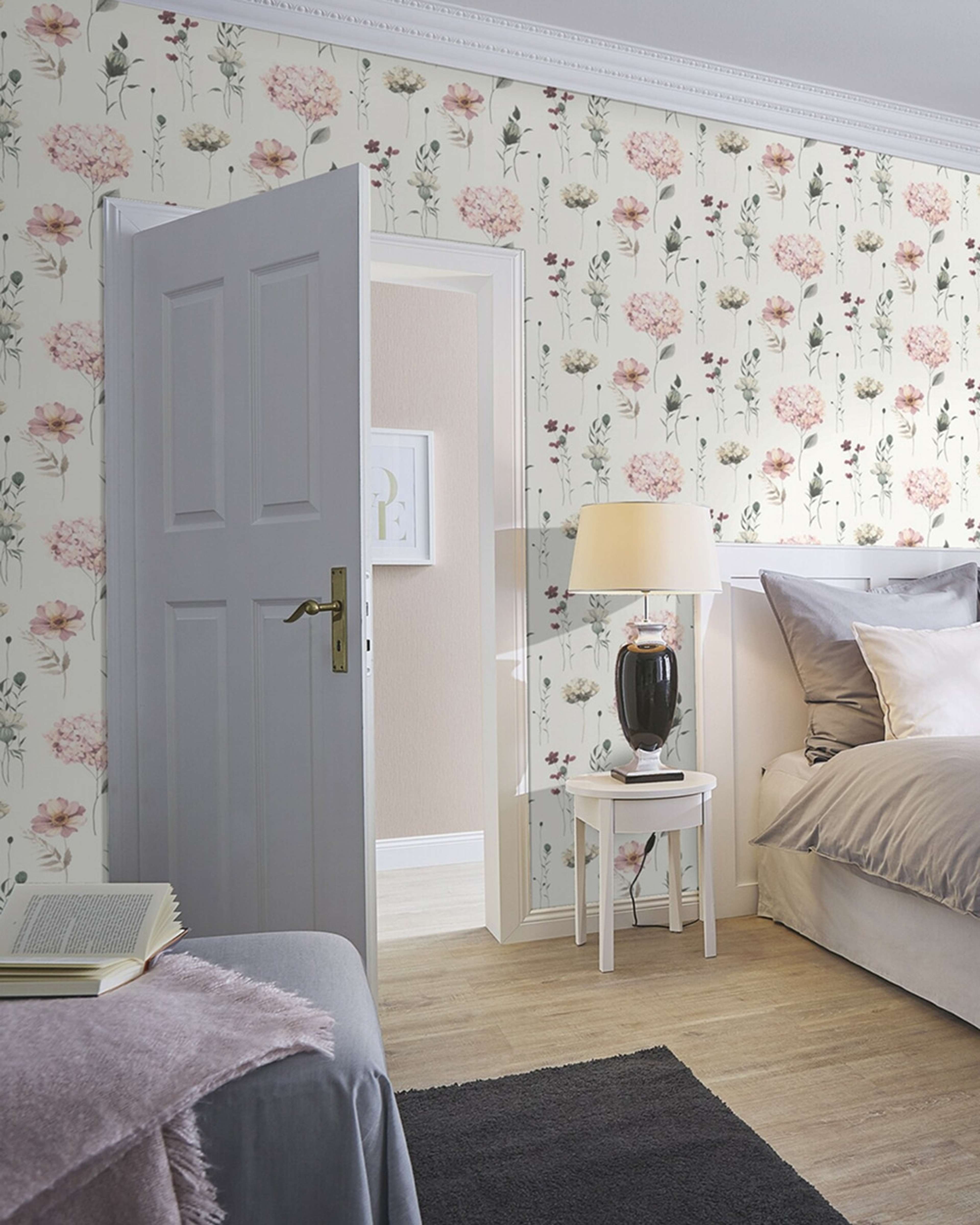 Kids World tapet med blommigt mönster i vit. Från kollektionen Kids World. Nonwoven-material med förskjuten passning. Passar i sovrum, barnrum och arbetsrum.