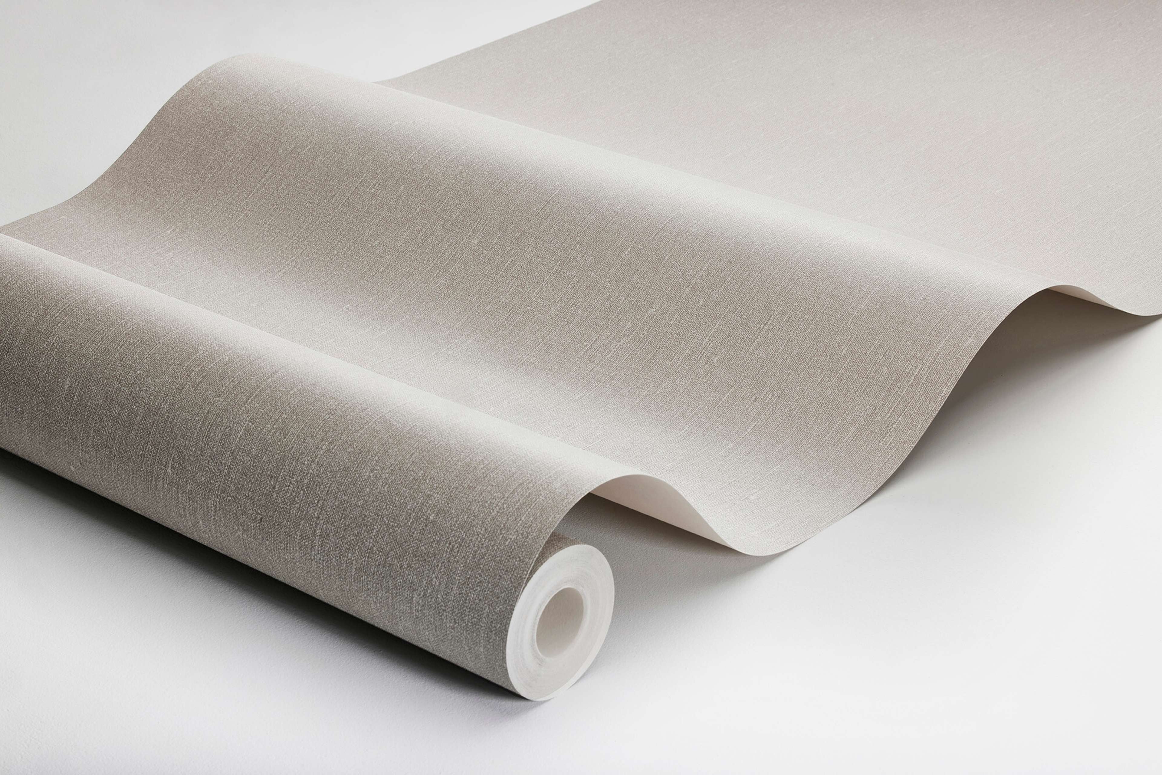 Natural Linen tapet med enfargat, textilimitation mönster i beige. Från kollektionen Linen. Nonwoven-material. Passar i vardagsrum och matsal.