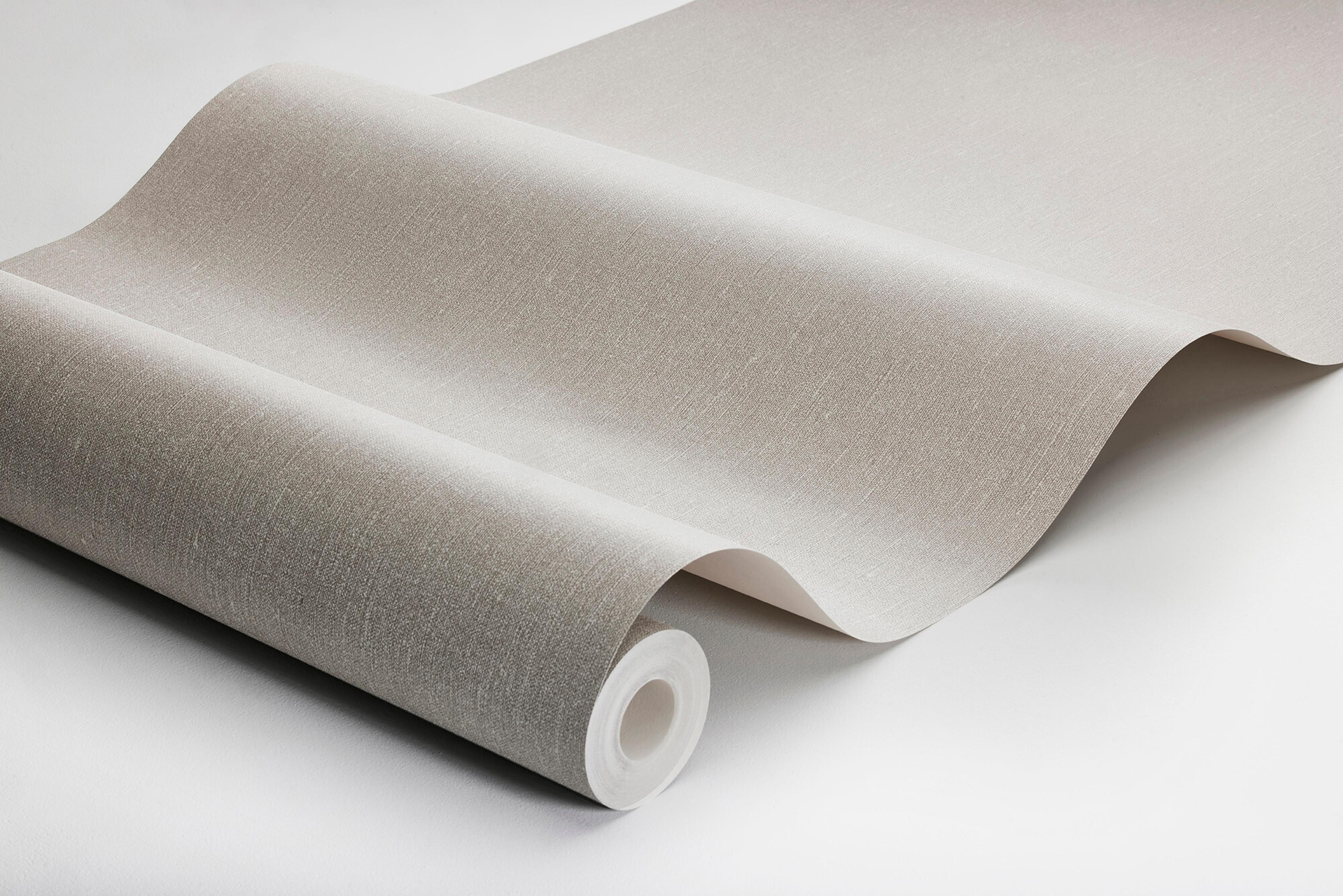 Natural Linen tapet med enfargat, textilimitation mönster i beige. Från kollektionen Linen. Nonwoven-material. Passar i vardagsrum och matsal.