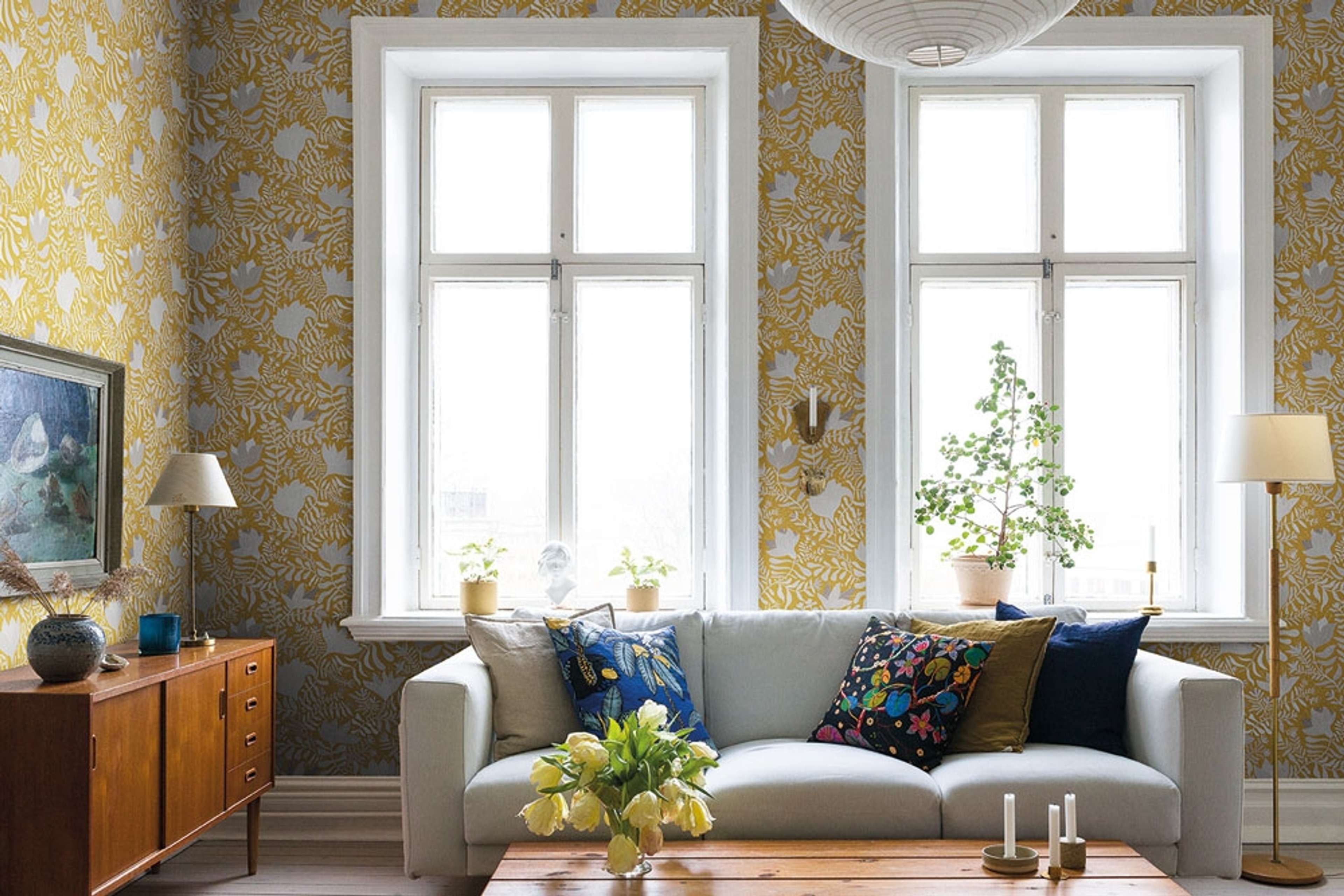 Brita tapet med blommigt mönster i gul. Från kollektionen Lina. Nonwoven-material med rak passning.