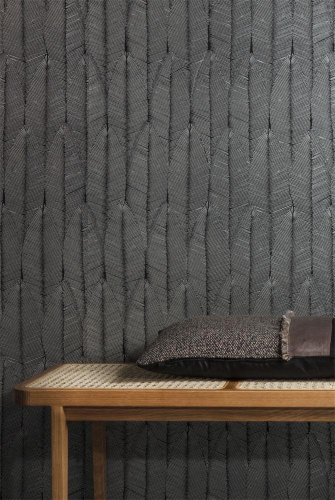 Ayo Night tapet tapet från Midbec med botaniskt mönster i silver och grå. Från kollektionen Tribute. Nonwoven-material med förskjuten passning. Passar i vardagsrum, matsal och hall.