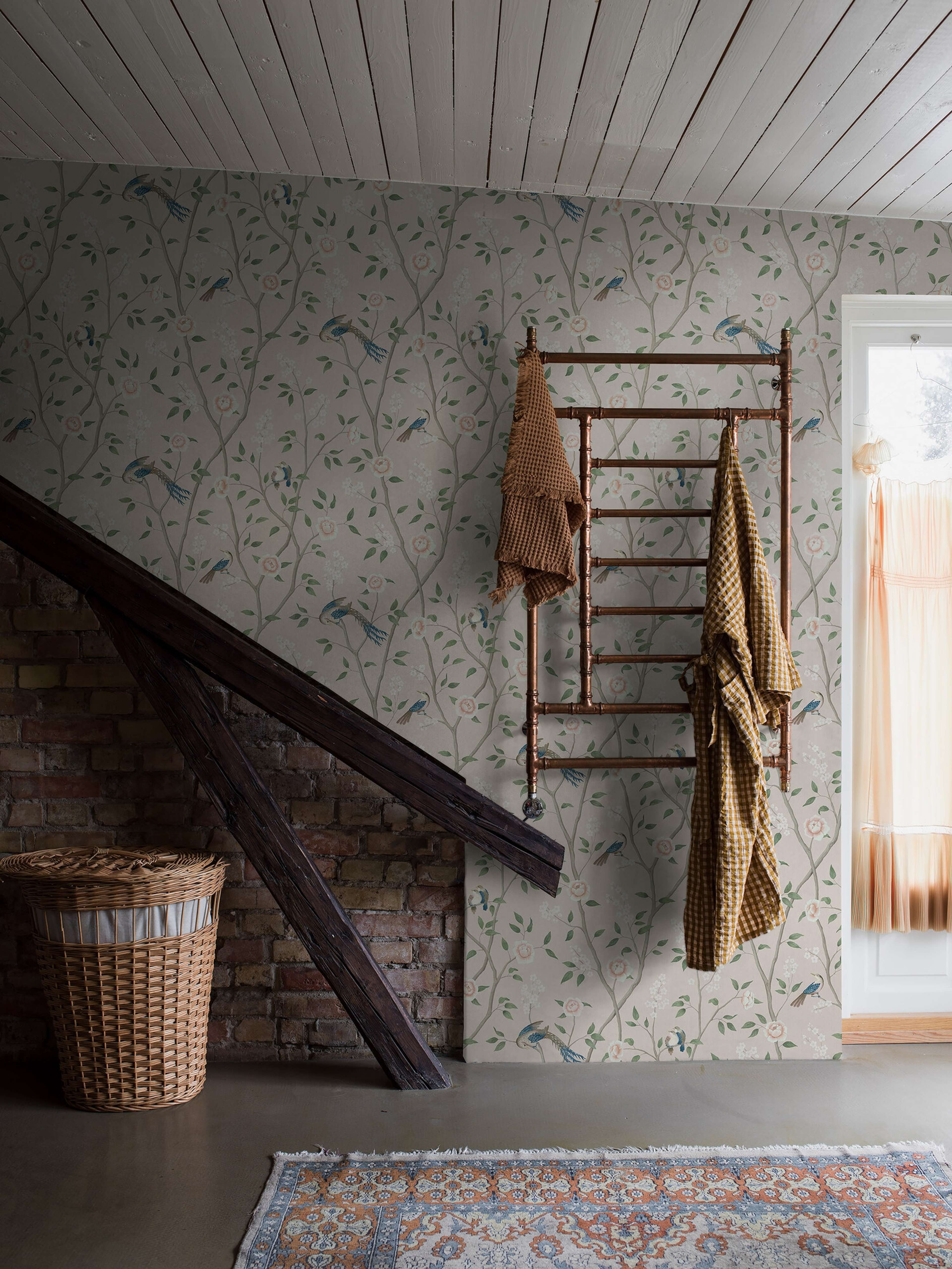 Paradise Birds tapet tapet med djur, blommigt mönster i beige. Från kollektionen Dreamy Escape. Nonwoven-material med förskjuten passning. Passar i vardagsrum och matsal.