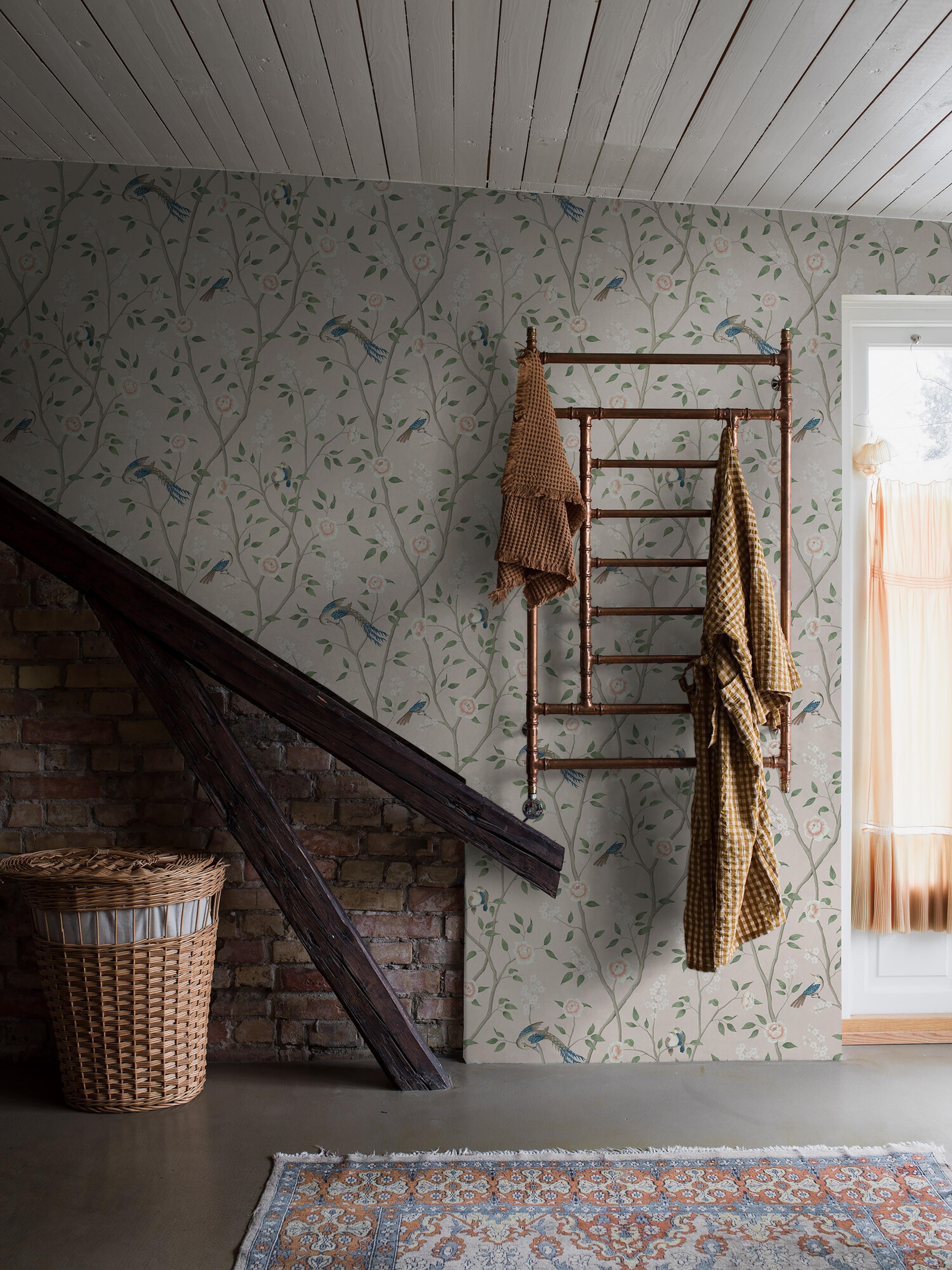 Paradise Birds tapet tapet med djur, blommigt mönster i beige. Från kollektionen Dreamy Escape. Nonwoven-material med förskjuten passning. Passar i vardagsrum och matsal.