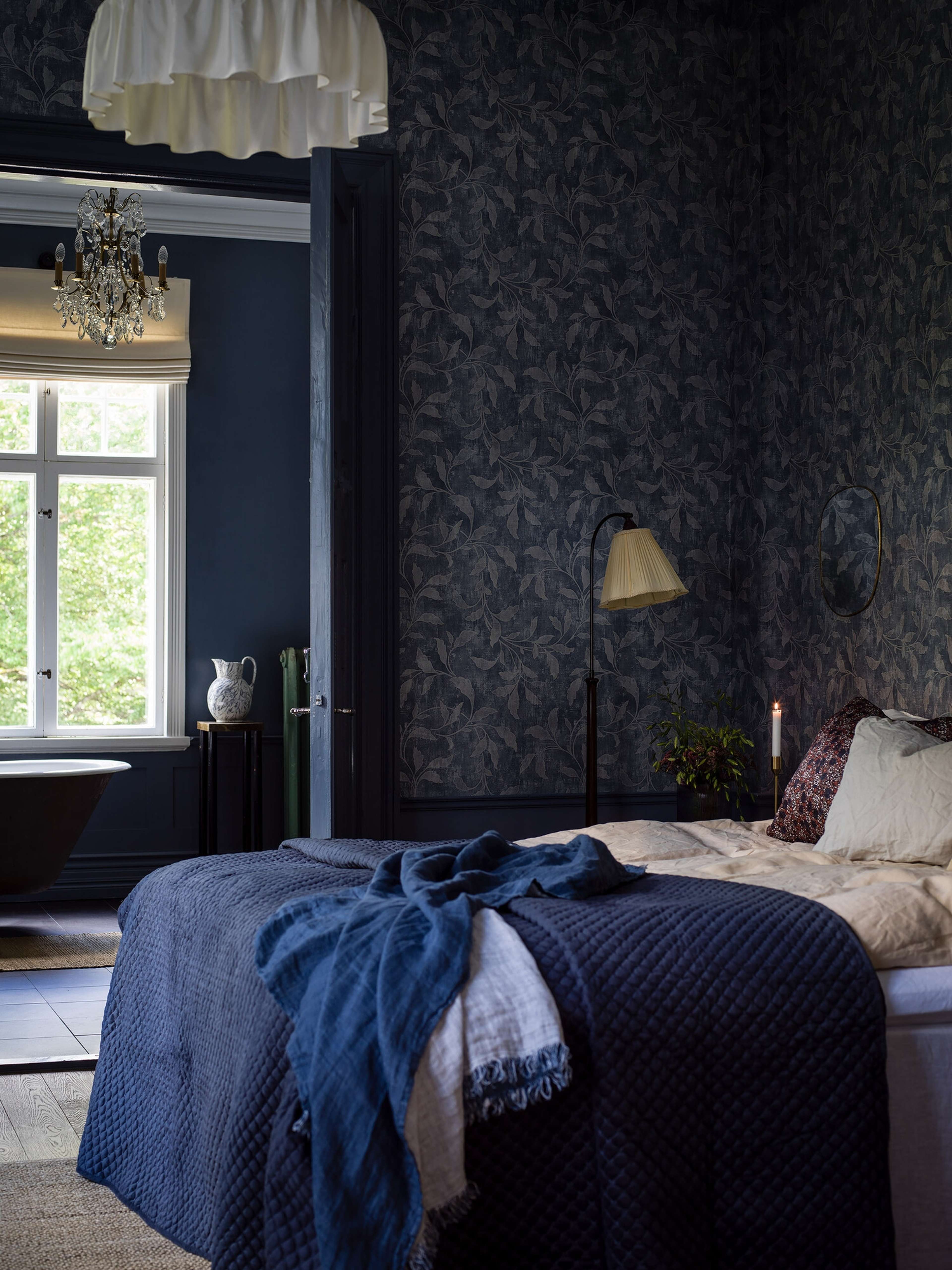 Rosewood Night tapet tapet från Boråstapeter med botaniskt mönster i blå. Från kollektionen Dreamy Escape. Nonwoven-material med rak passning. Vintage, lyx-stil. Passar i vardagsrum och matsal.