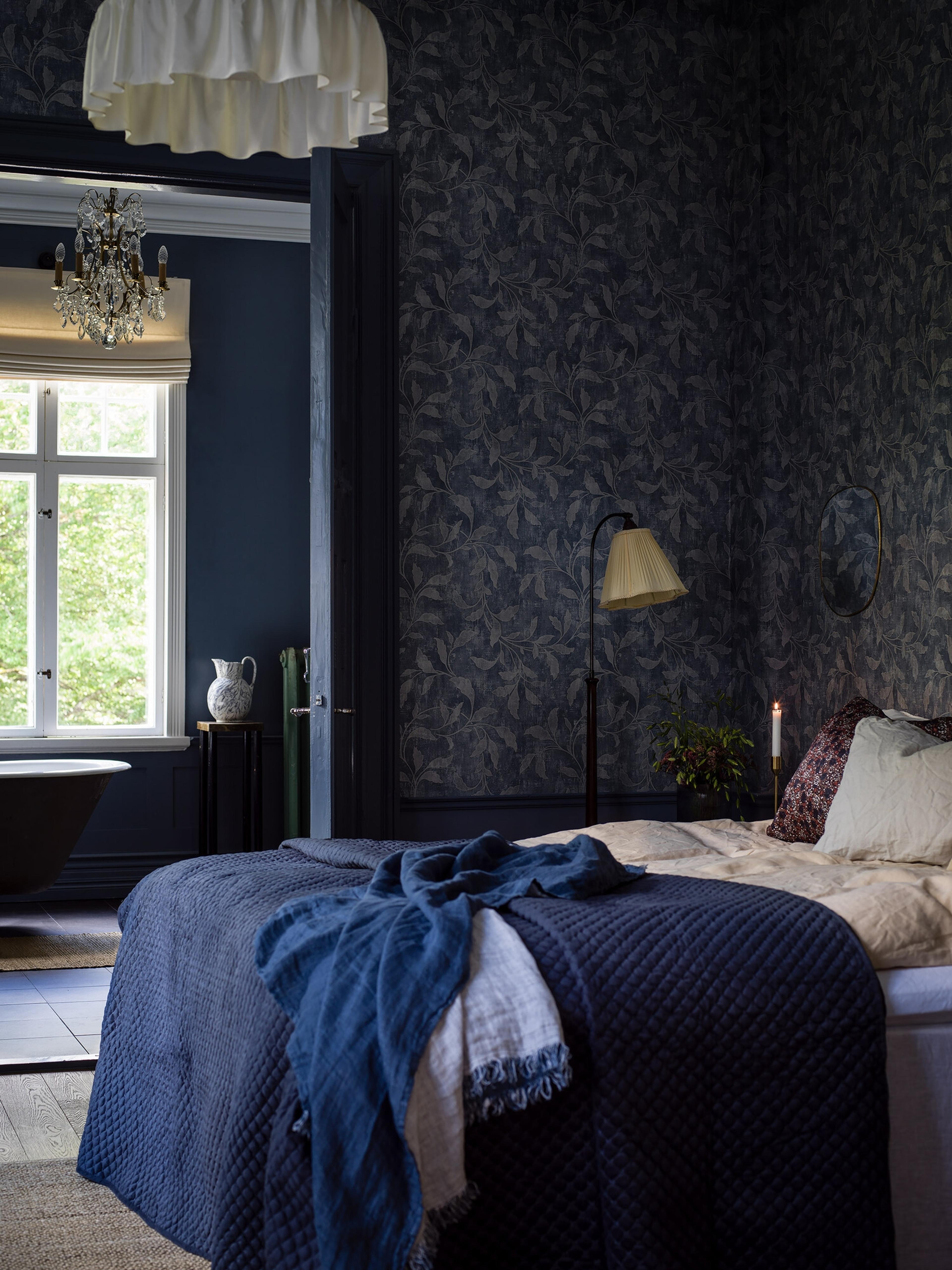 Rosewood Night tapet tapet från Boråstapeter med botaniskt mönster i blå. Från kollektionen Dreamy Escape. Nonwoven-material med rak passning. Vintage, lyx-stil. Passar i vardagsrum och matsal.
