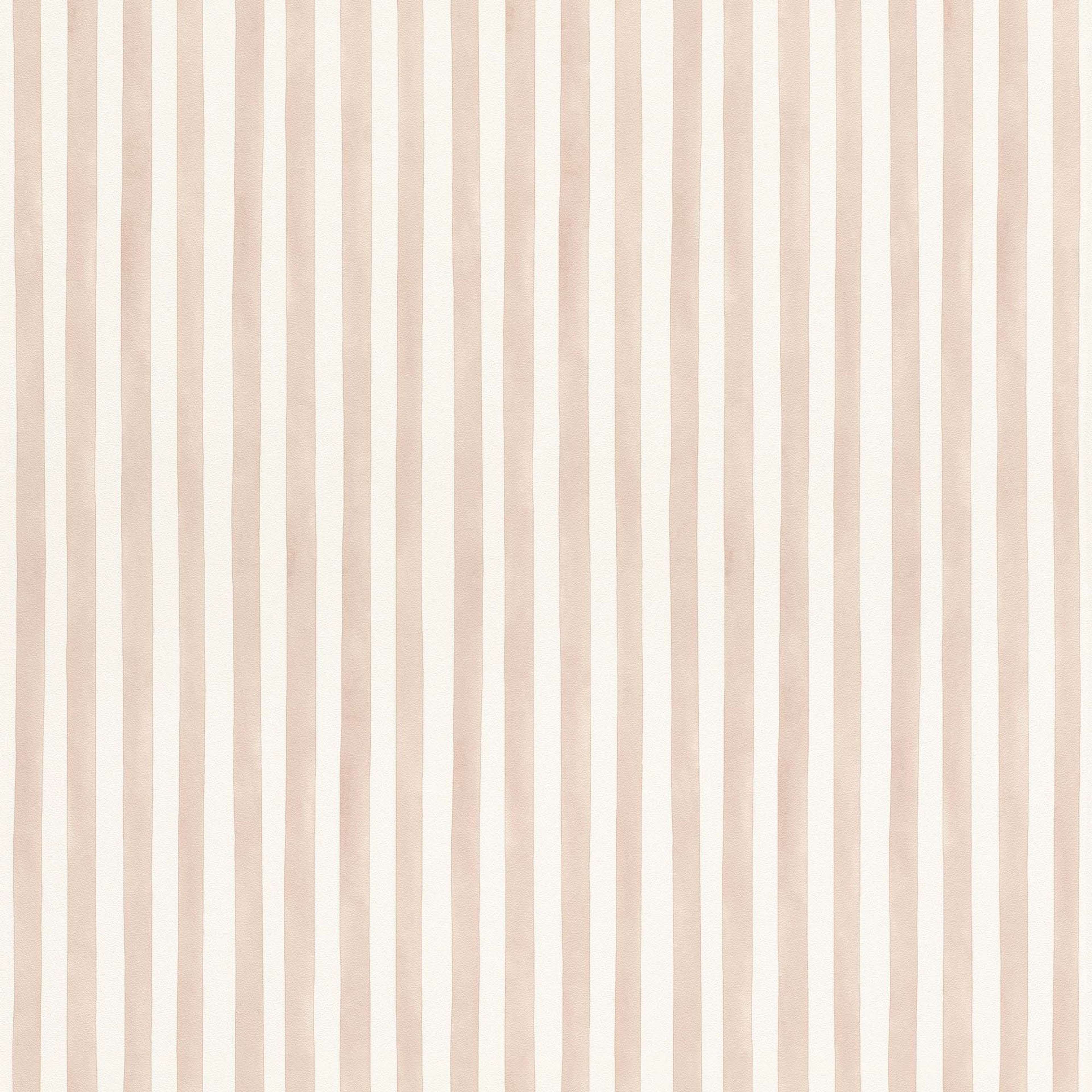 Kids World tapet med randigt mönster i vit och beige. Från kollektionen Kids World. Nonwoven-material. Passar i barnrum.