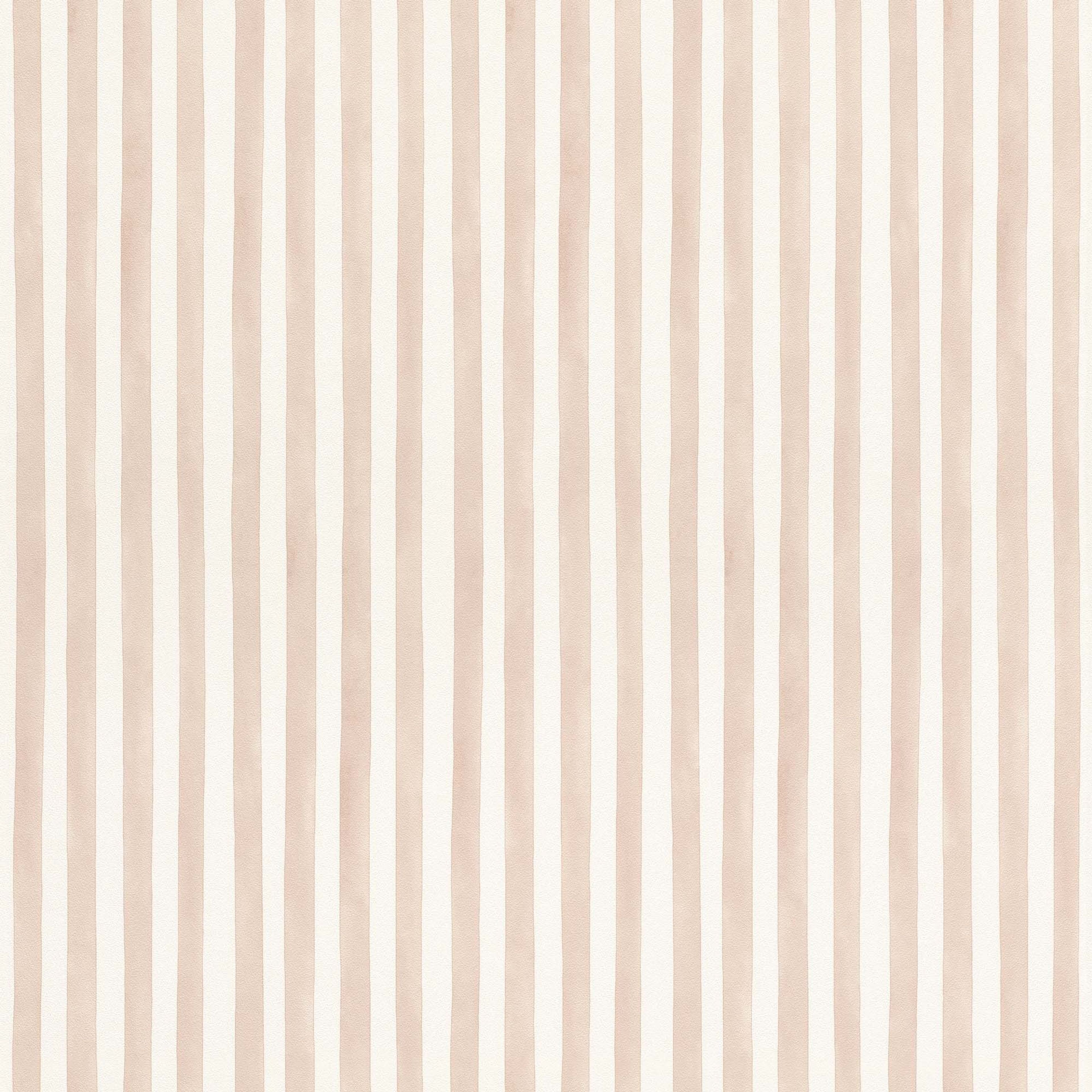 Kids World tapet med randigt mönster i vit och beige. Från kollektionen Kids World. Nonwoven-material. Passar i barnrum.
