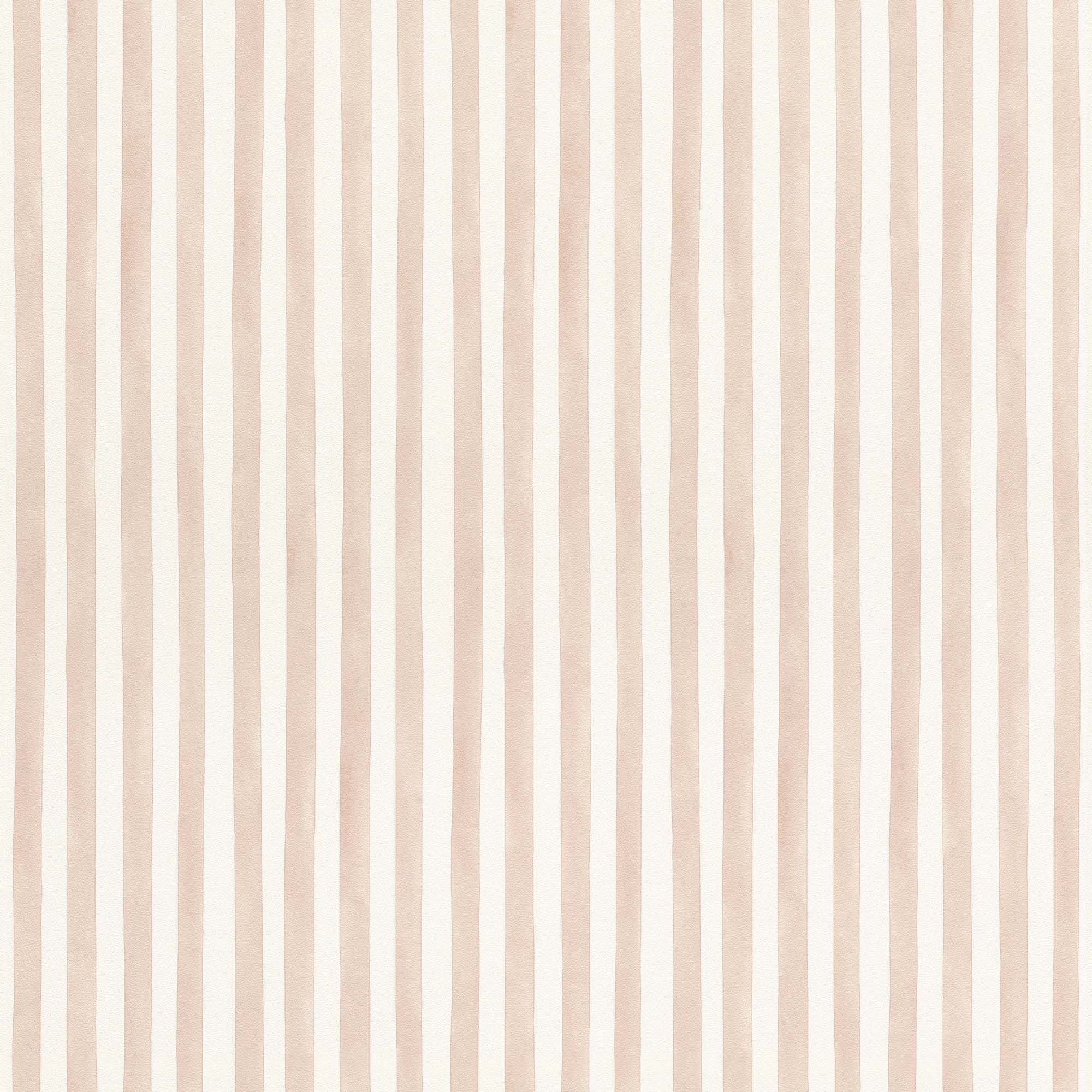Kids World tapet med randigt mönster i vit och beige. Från kollektionen Kids World. Nonwoven-material. Passar i barnrum.