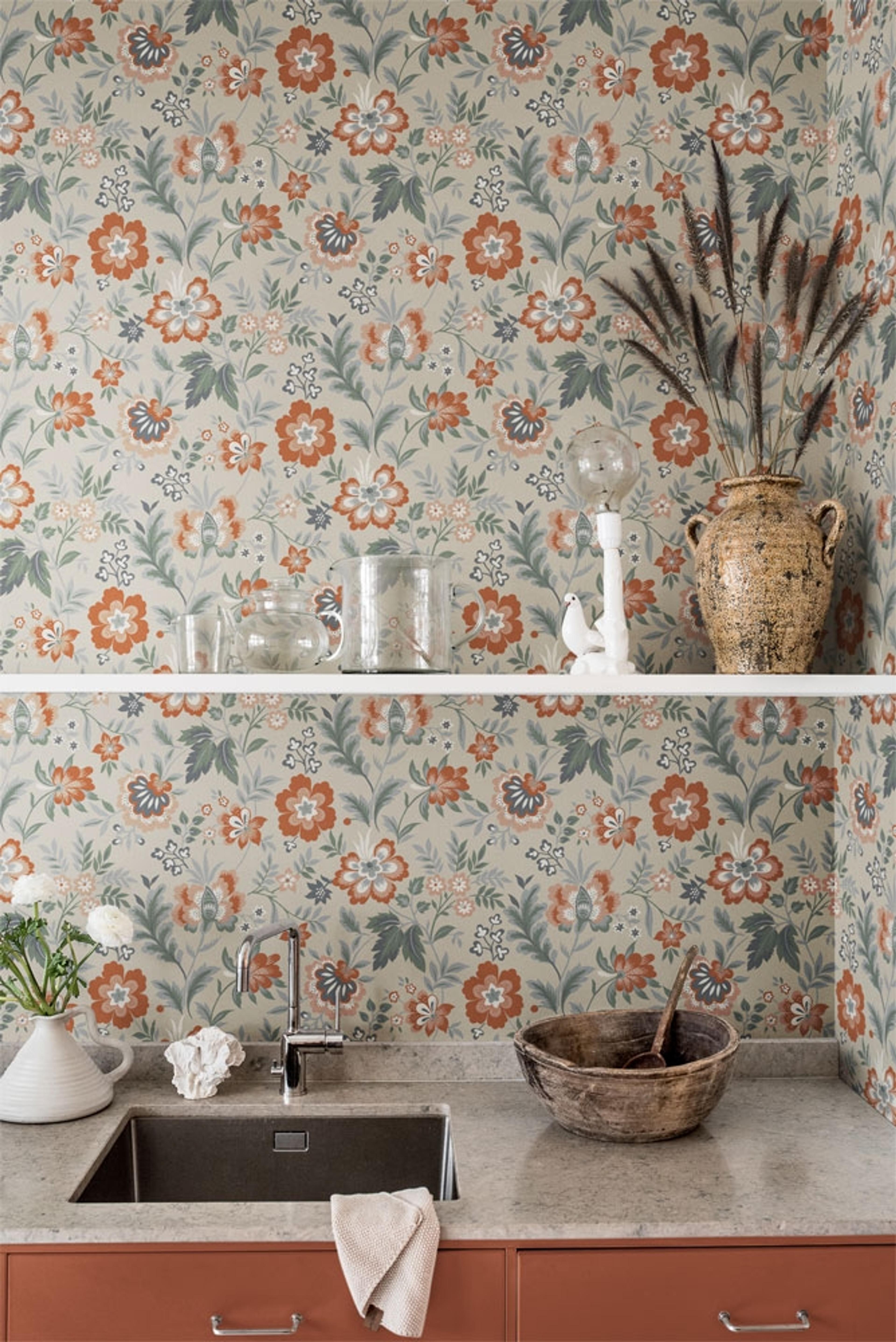 Mirabelle storblommig, beige tapet från Midbec med blommigt mönster i beige. Från kollektionen Lyckebo. Nonwoven-material med rak passning.