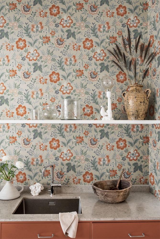 Mirabelle storblommig, beige tapet från Midbec med blommigt mönster i beige. Från kollektionen Lyckebo. Nonwoven-material med rak passning.