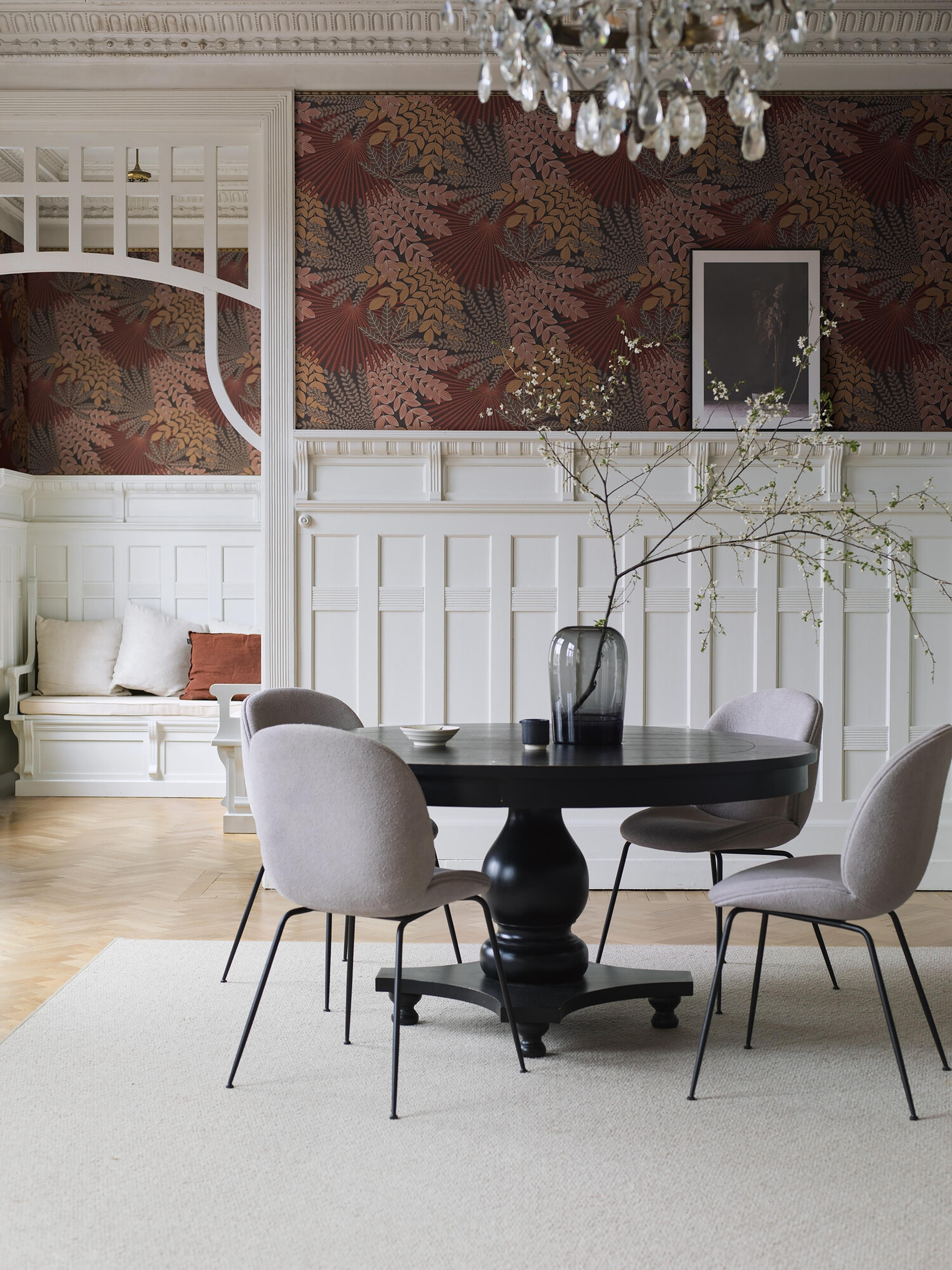 Velvet Leaves bladverk i ockra tapet med botaniskt mönster i röd. Från kollektionen Treasured. Nonwoven-material med förskjuten passning. Passar i kök, hall och arbetsrum.