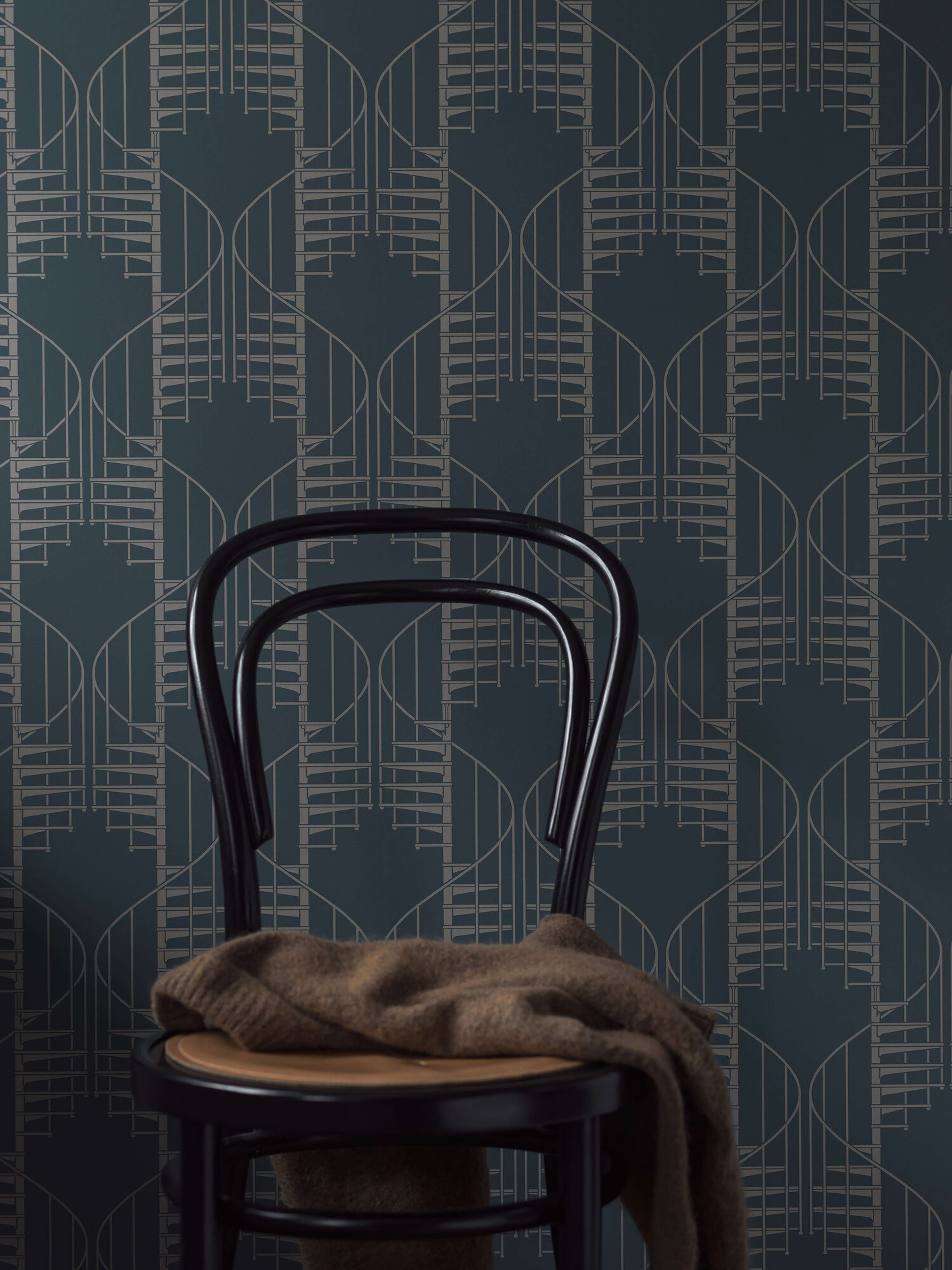Sapphire Birds tapet med geometriskt, grafiskt mönster i blå. Från kollektionen Treasured. Nonwoven-material med förskjuten passning. Passar i kök, hall och arbetsrum.