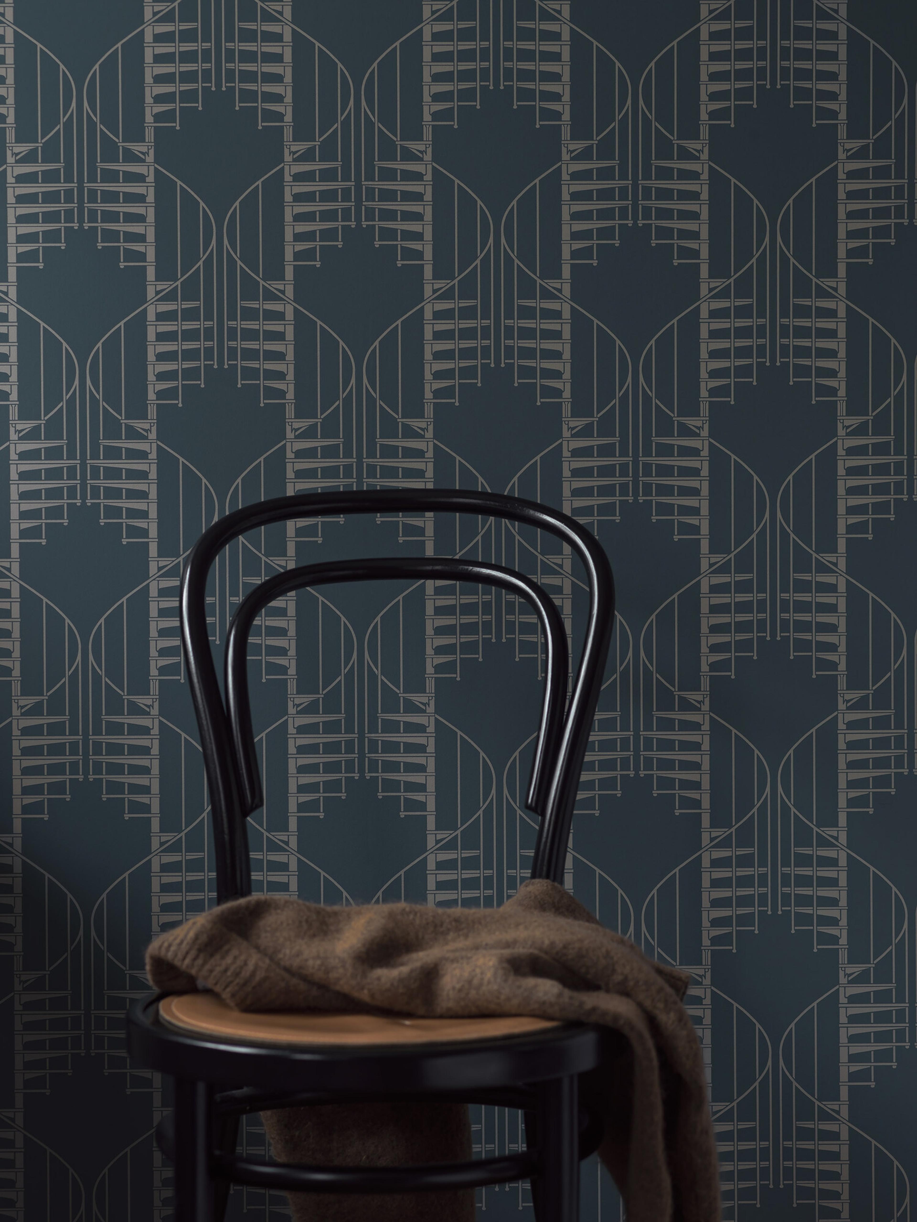 Sapphire Birds tapet med geometriskt, grafiskt mönster i blå. Från kollektionen Treasured. Nonwoven-material med förskjuten passning. Passar i kök, hall och arbetsrum.