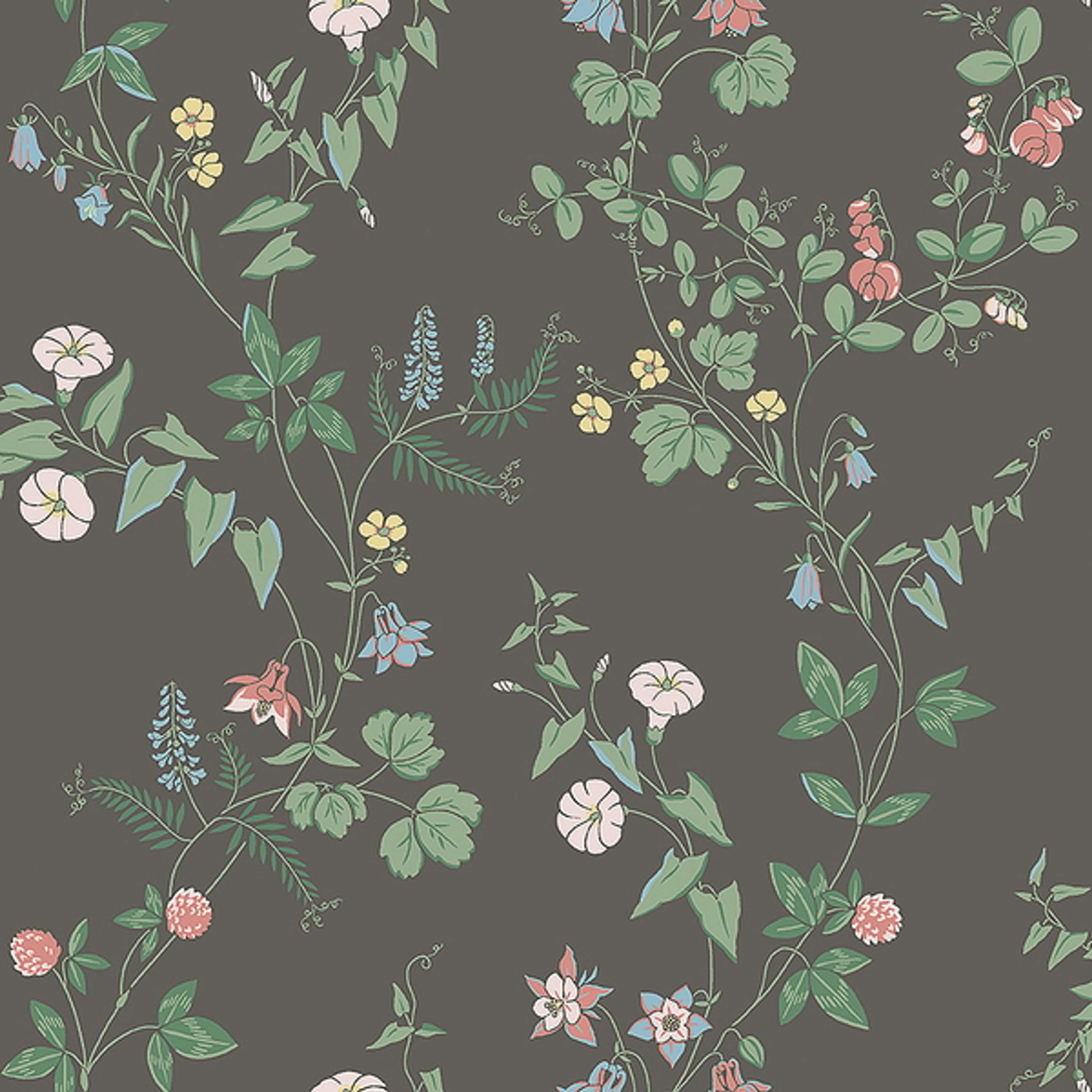 Midsummer Eve, mörk botten tapet från Boråstapeter med botaniskt mönster i svart. Från kollektionen Falsterbo III. Nonwoven-material med förskjuten passning.