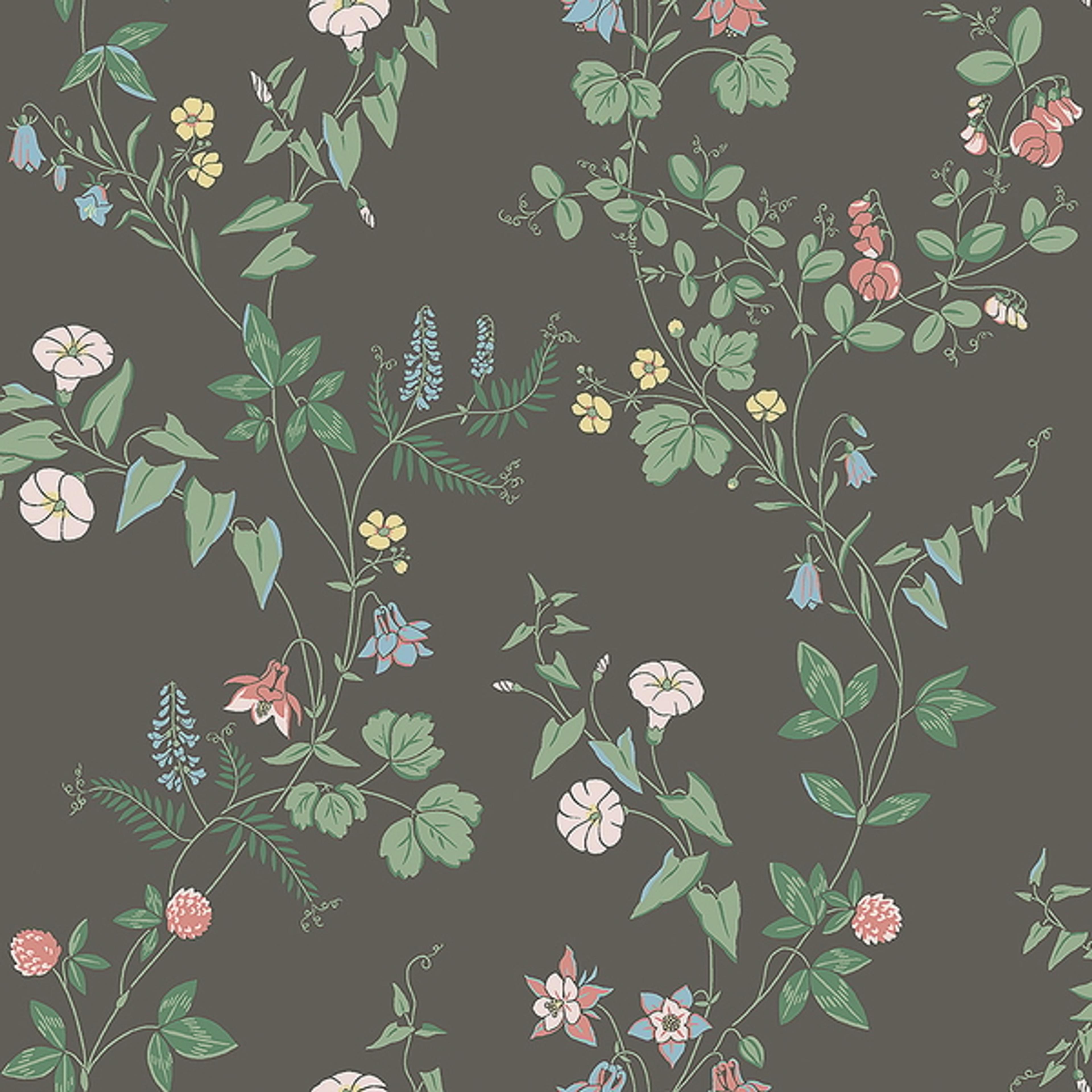 Midsummer Eve, mörk botten tapet från Boråstapeter med botaniskt mönster i svart. Från kollektionen Falsterbo III. Nonwoven-material med förskjuten passning.