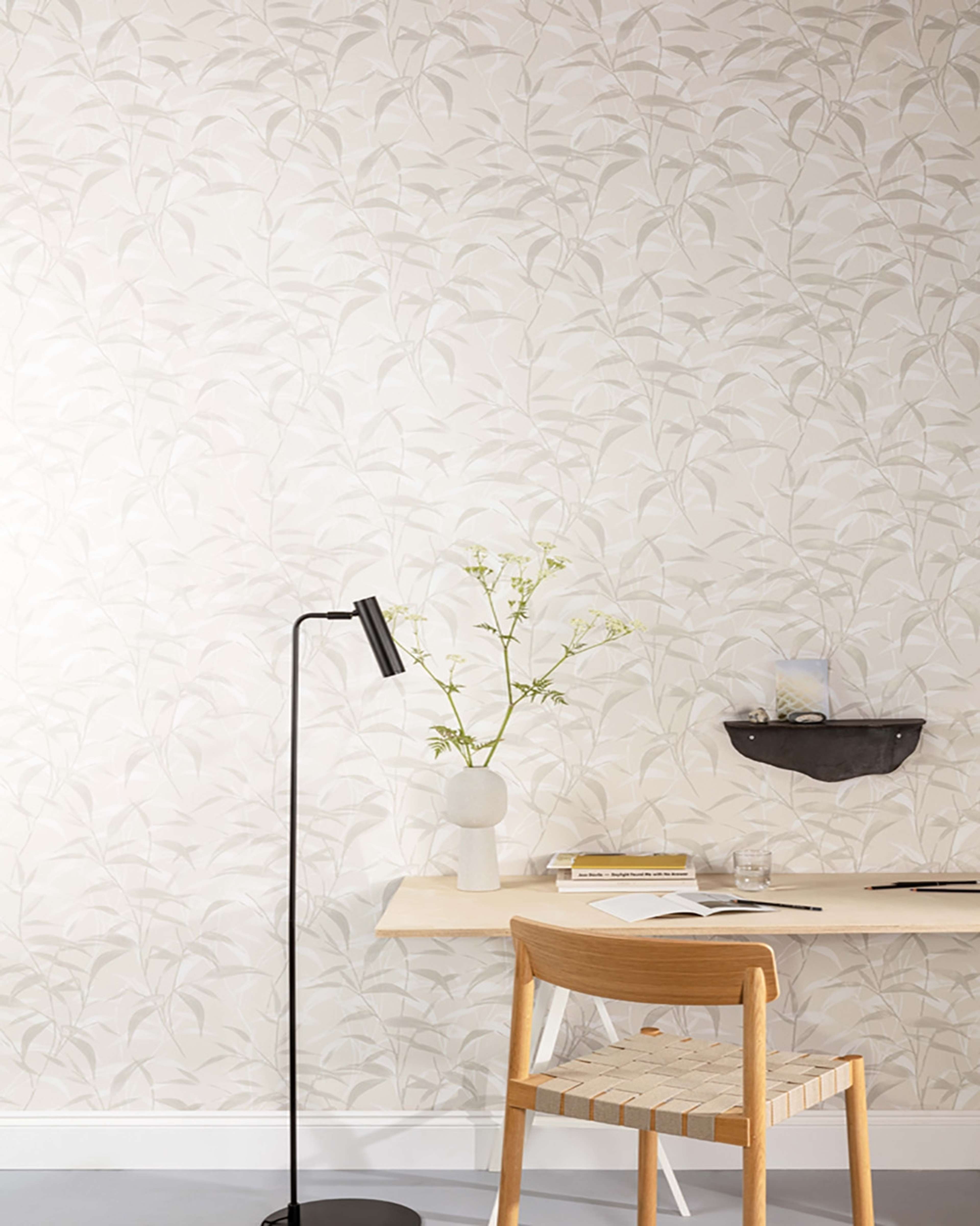 Lillia, beige tapet tapet med botaniskt mönster i beige. Från kollektionen Aquila. Nonwoven-material med förskjuten passning.