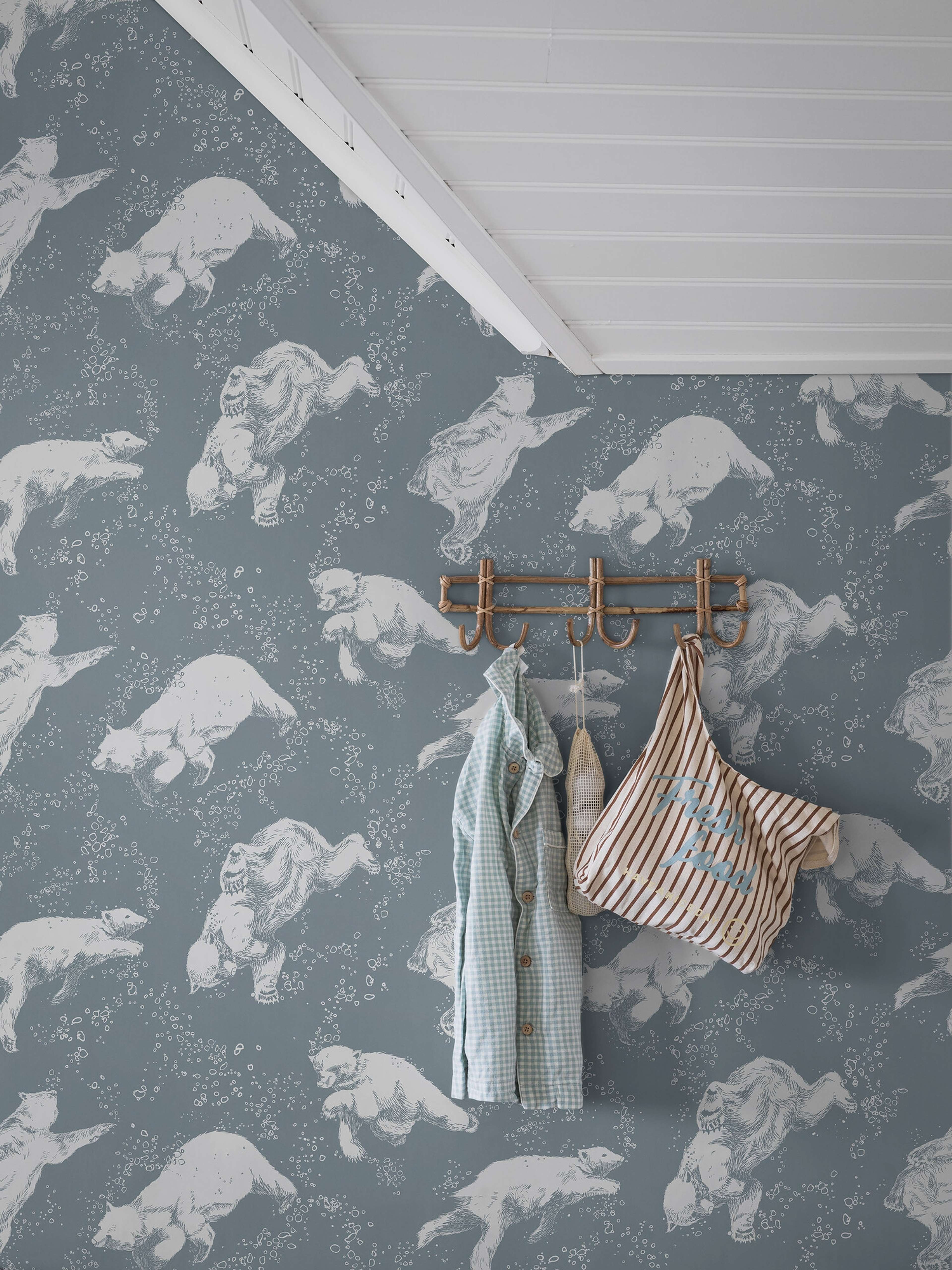 Polarn från Boråstapeter i grön och multifärg. Från kollektionen Scandinavian Designers Mini.