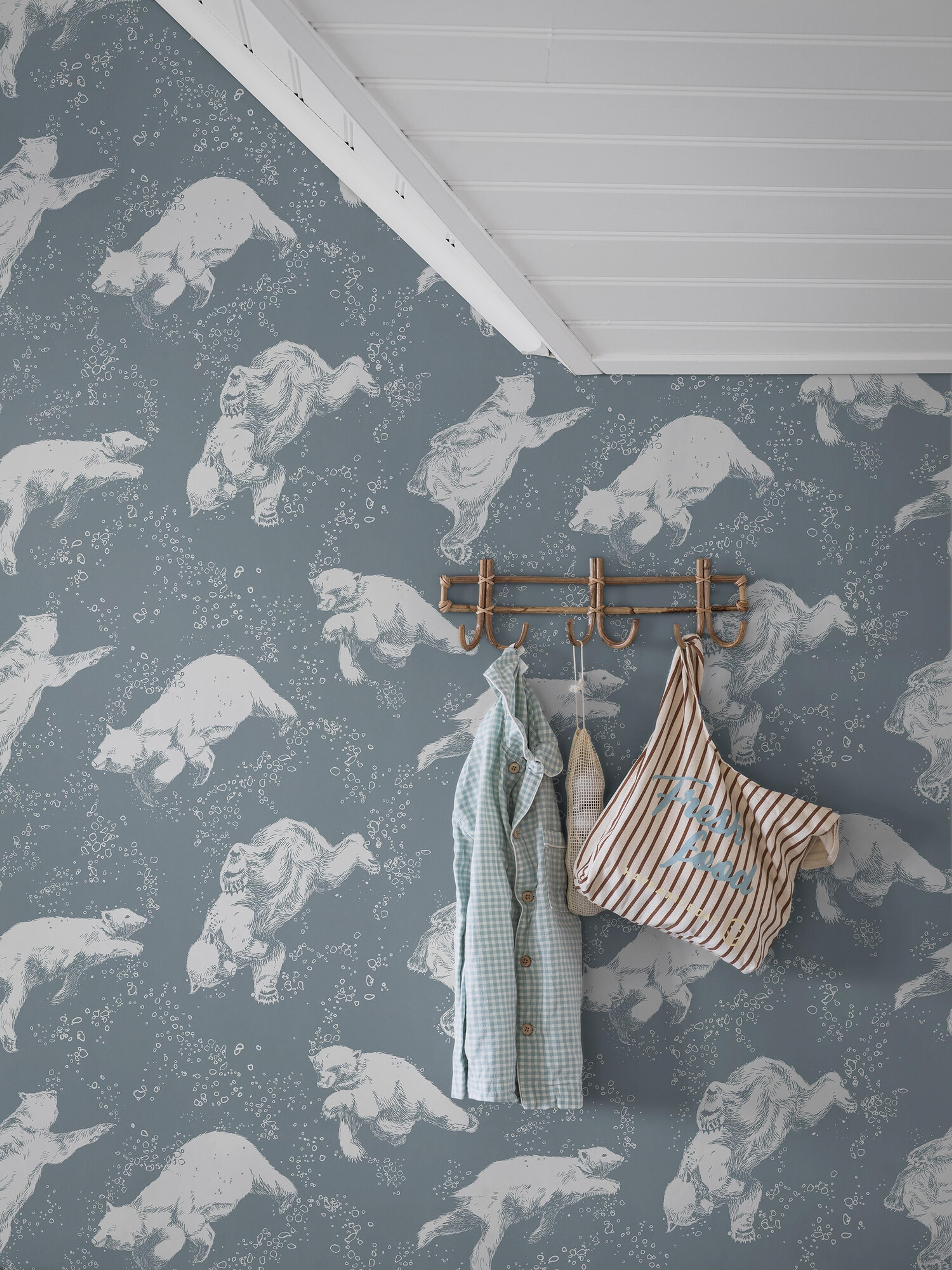 Polarn från Boråstapeter i grön och multifärg. Från kollektionen Scandinavian Designers Mini.