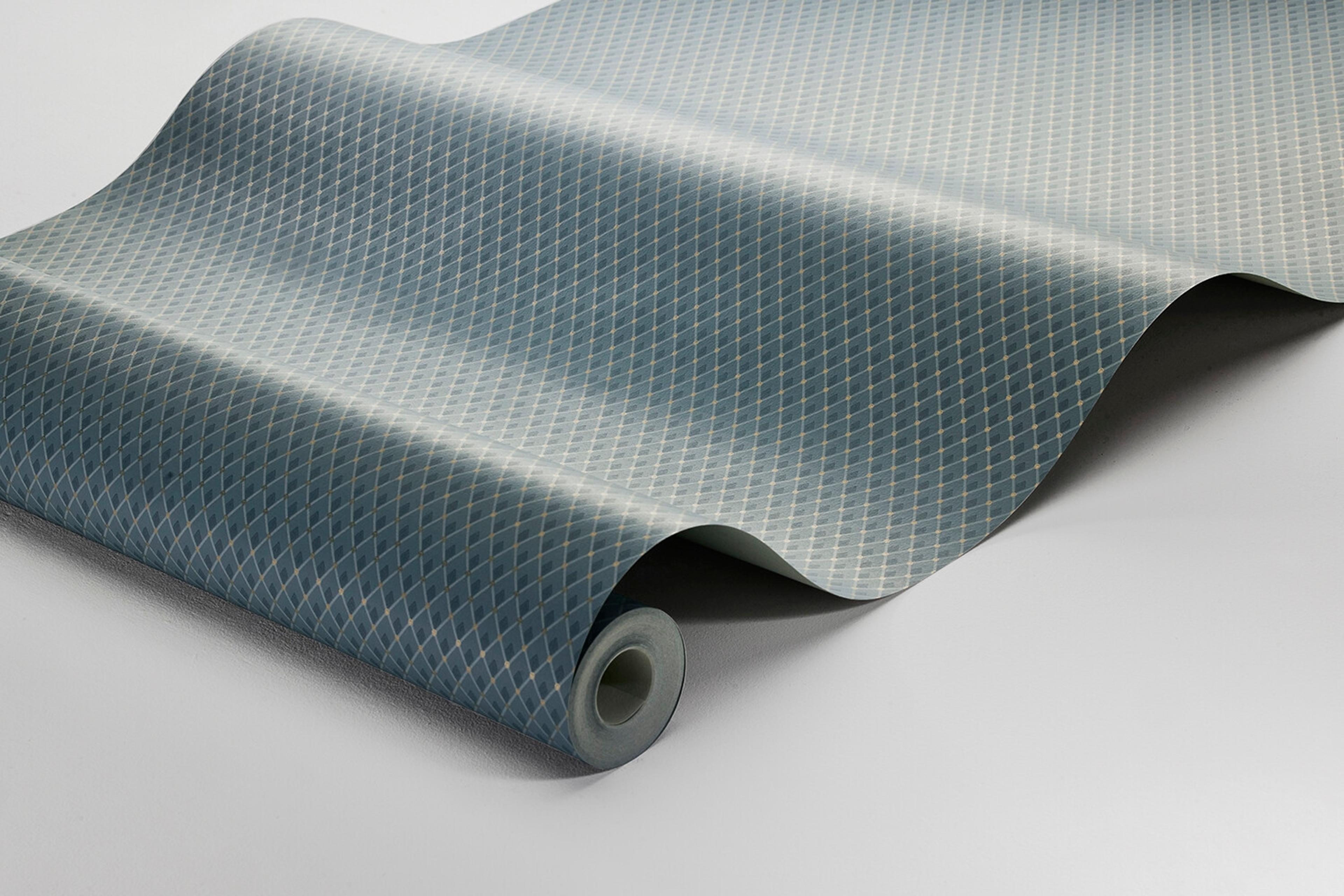 Fredrika tapet med trellis mönster i blå och beige. Från kollektionen timeless traditions. Nonwoven-material med rak passning.