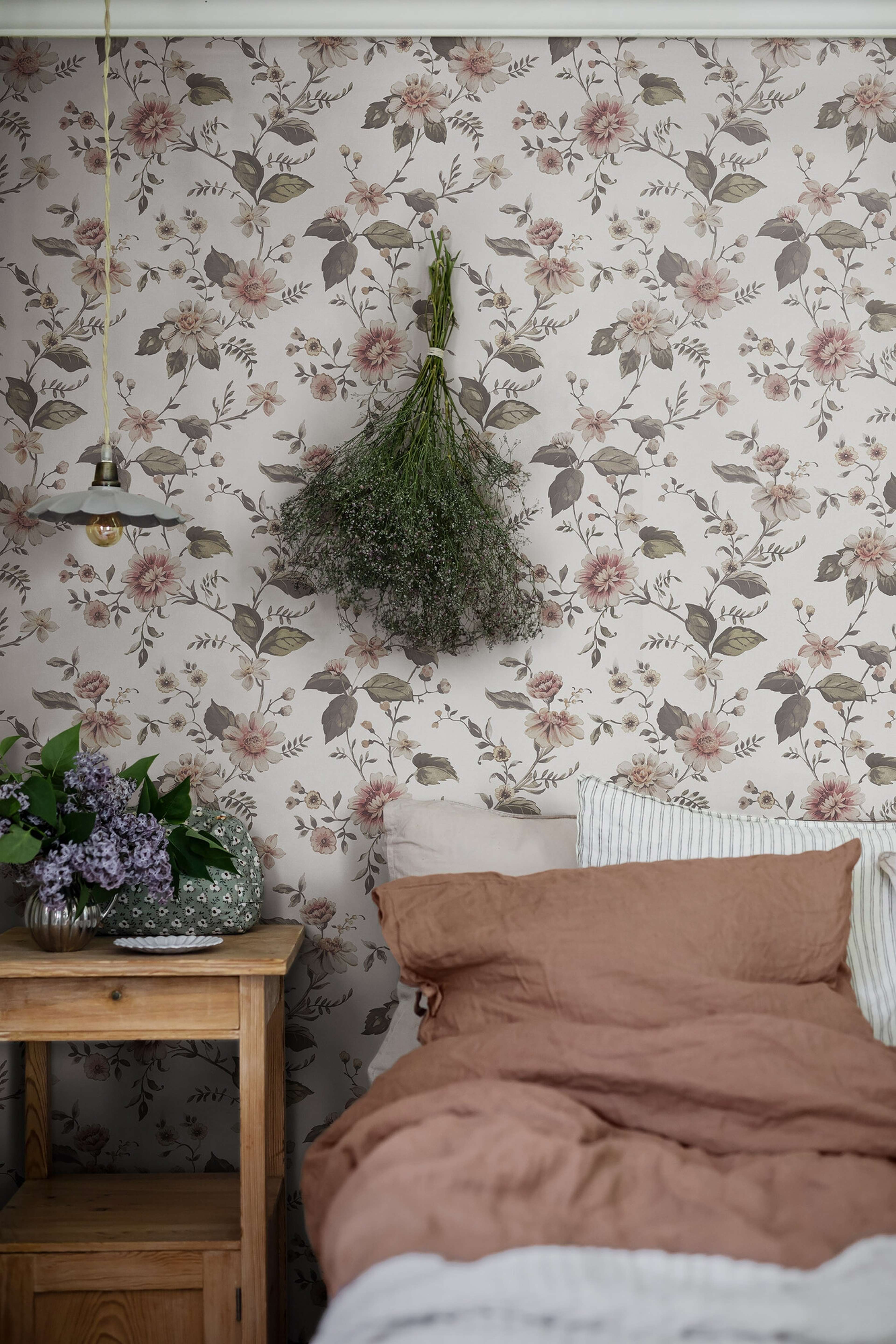 Marion's Mural blommig med benvit botten tapet med blommigt mönster i vit. Från kollektionen Cottage Garden. Nonwoven-material med rak passning. Passar i vardagsrum, matsal och hall.