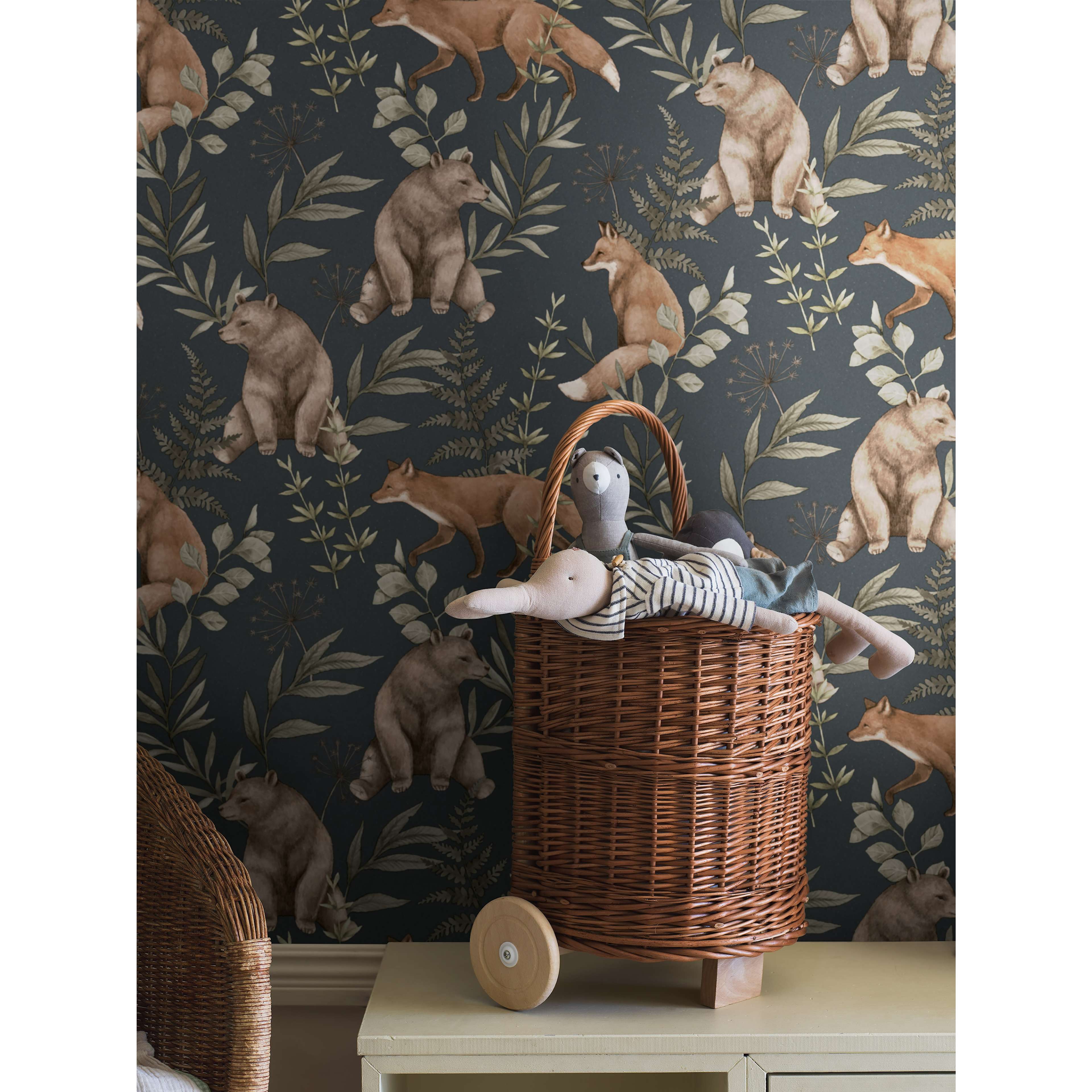 Wild Forest blå, tapet tapet med djur, barnrum, naturochlandskap mönster i blå. Från kollektionen Newbie II Wallpaper. Nonwoven-material med förskjuten passning. Passar i barnrum.