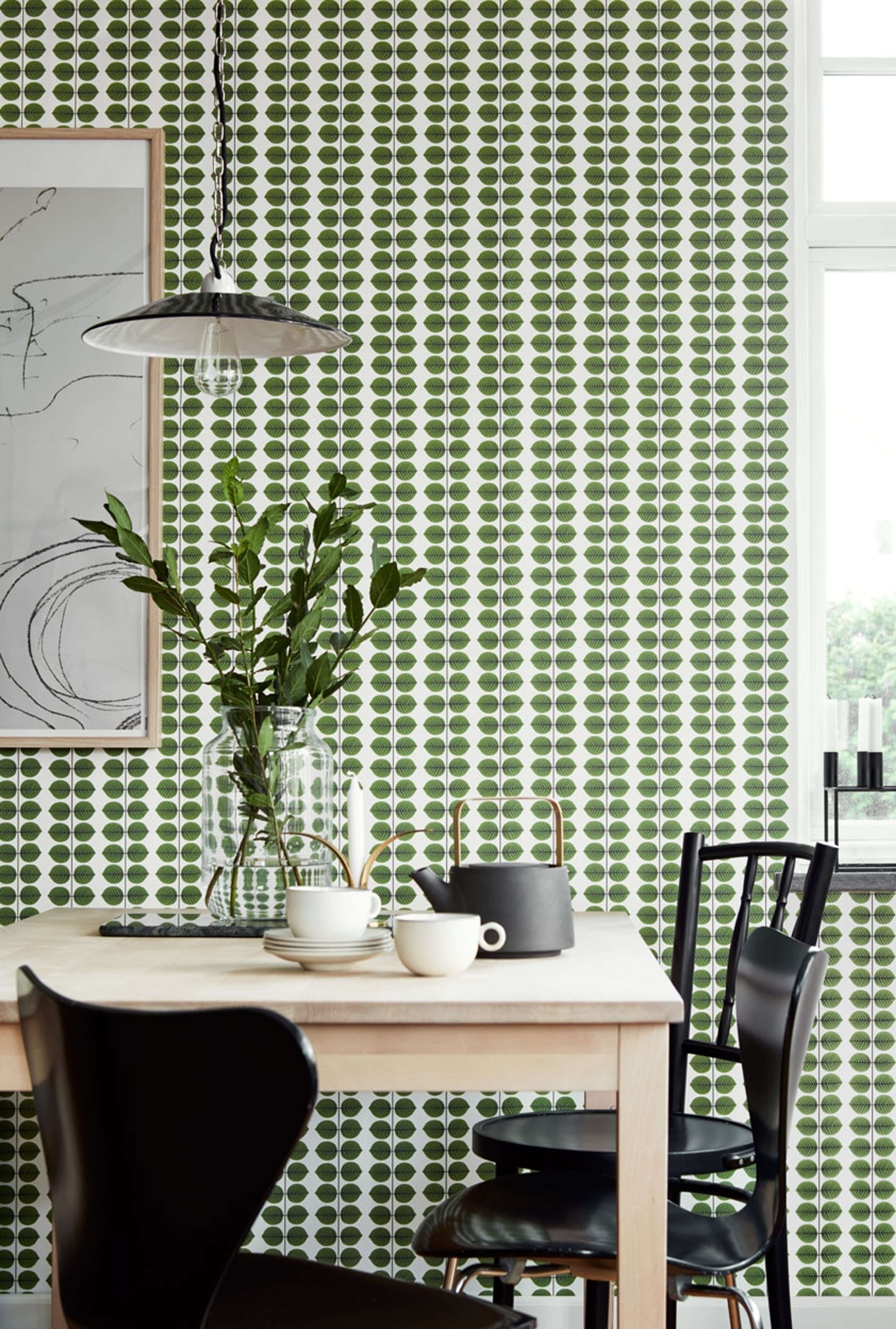 Berså, grön tapet från Boråstapeter med grafiskt, retro mönster i vit och grön. Från kollektionen Scandinavian Designers II. Nonwoven-material med rak passning. Vintage-stil.