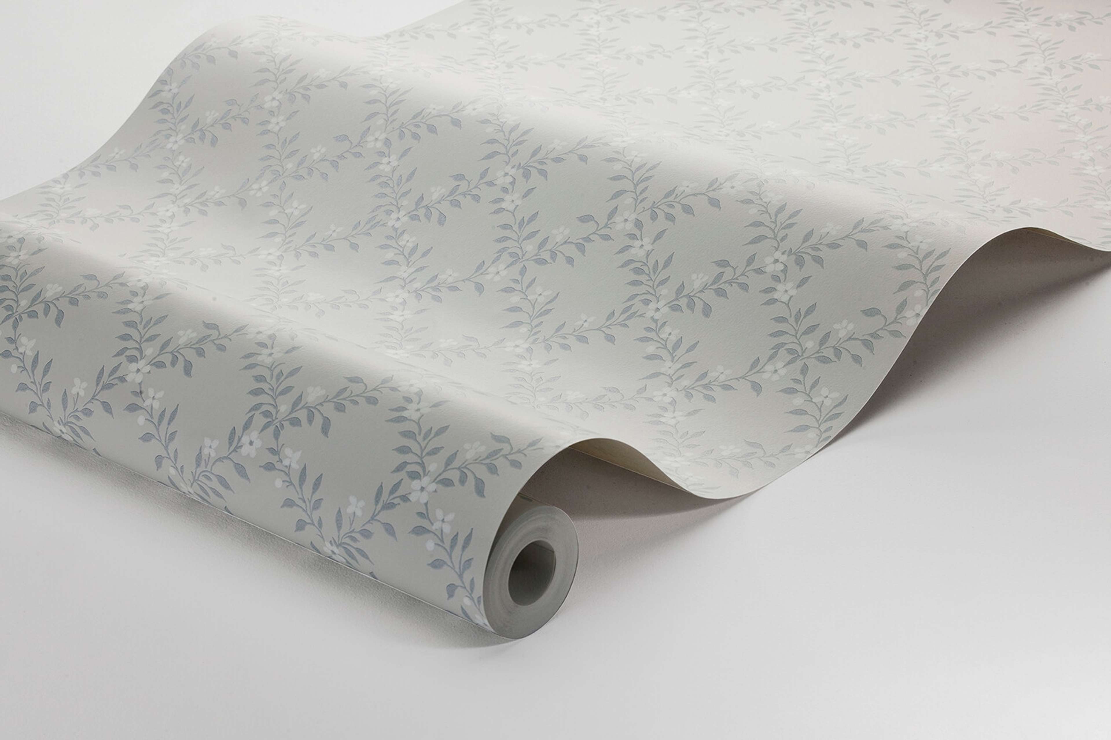 Sommarslöja tapet med trellis mönster i grå och blå. Från kollektionen timeless traditions. Nonwoven-material med rak passning.