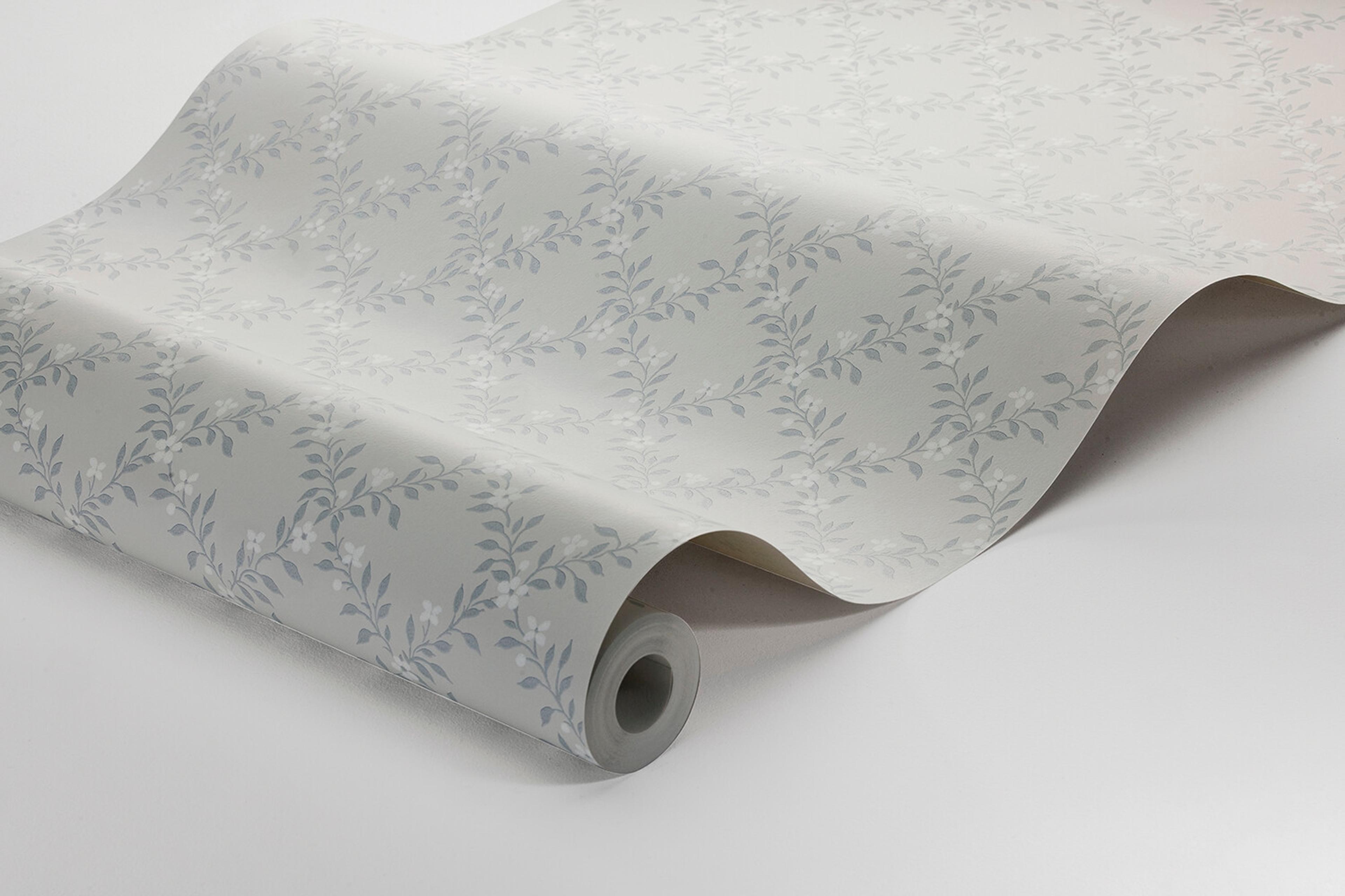 Sommarslöja tapet med trellis mönster i grå och blå. Från kollektionen timeless traditions. Nonwoven-material med rak passning.